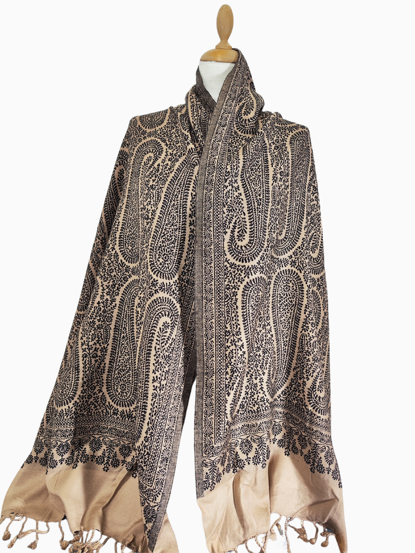 Embrace timeless elegance with this beige shawl, adorned with a classic paisley pattern. Soft and versatile, it’s the perfect accessory to add sophistication to any outfit.