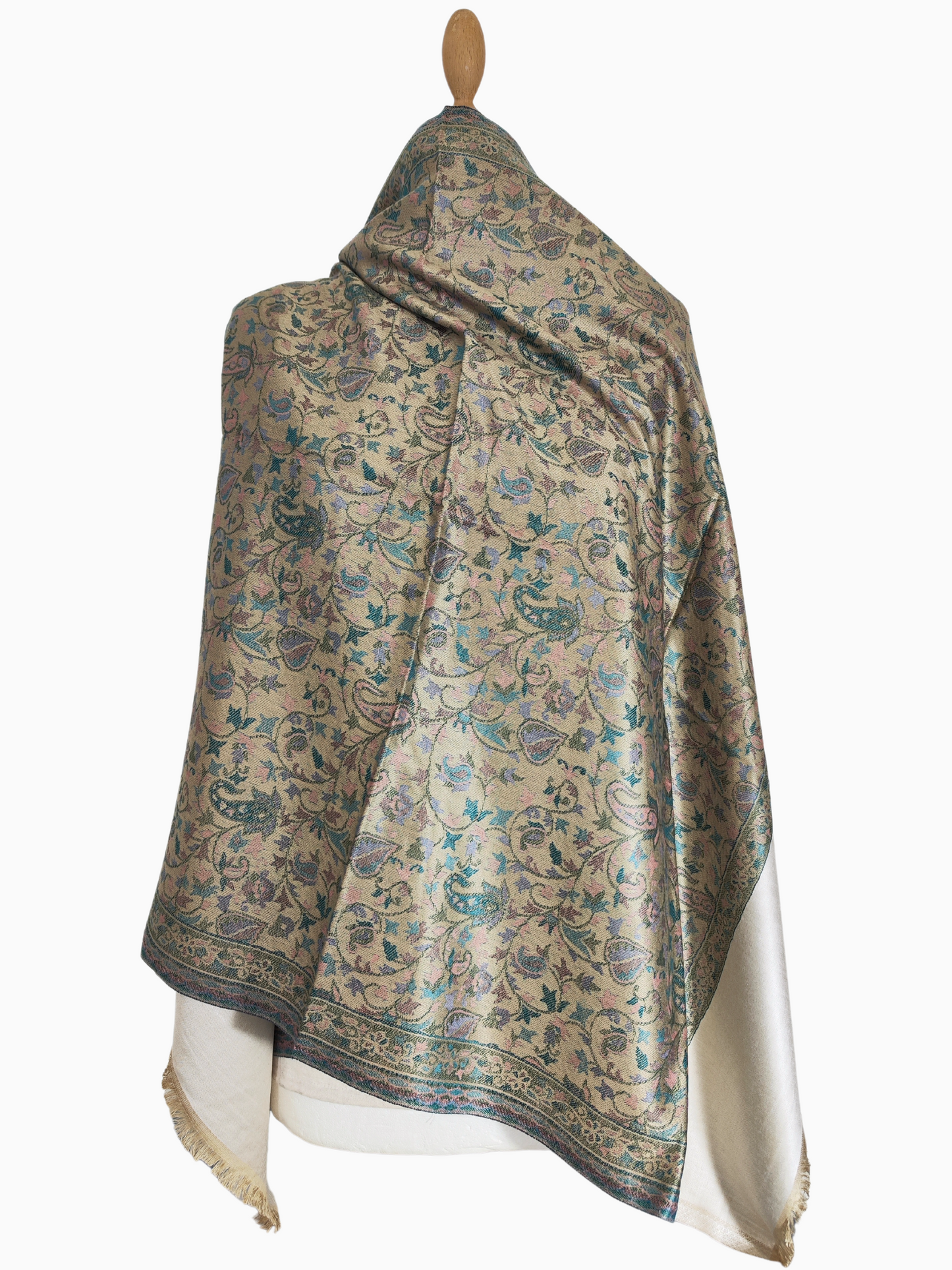 Châle double face en soie de Pashmina beige à motif floral paisley
Châle en soie de Pashmina beige avec motif paisley bleu et vert
Châle double face en soie de Pashmina beige avec motif floral paisley bleu et vert et bordure à franges
Luxueux châle en soie de laine Pashmina beige avec un motif paisley intemporel, parfait pour toutes les occasions