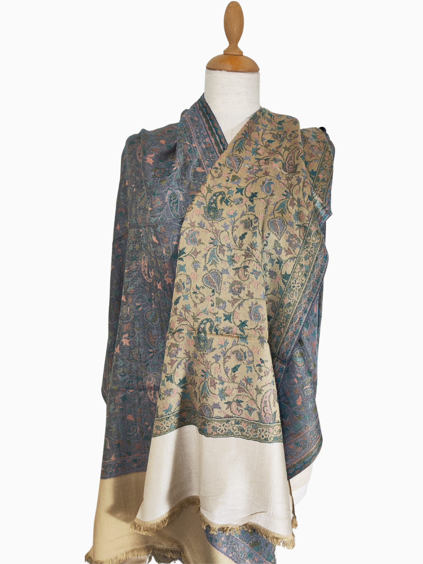 Doppelseitiger beiger Pashmina-Schal aus Wollseide mit floralem Paisleymuster
Beigefarbener Pashmina-Wollseidenschal mit blauem und grünem Paisleymuster
Doppelseitiger beiger Pashmina-Seidenschal mit floralem Paisleymuster in Blau und Grün und Fransenborte
Luxuriöser beiger Pashmina-Wollseidenschal mit zeitlosem Paisleymuster, perfekt für jede Gelegenheit