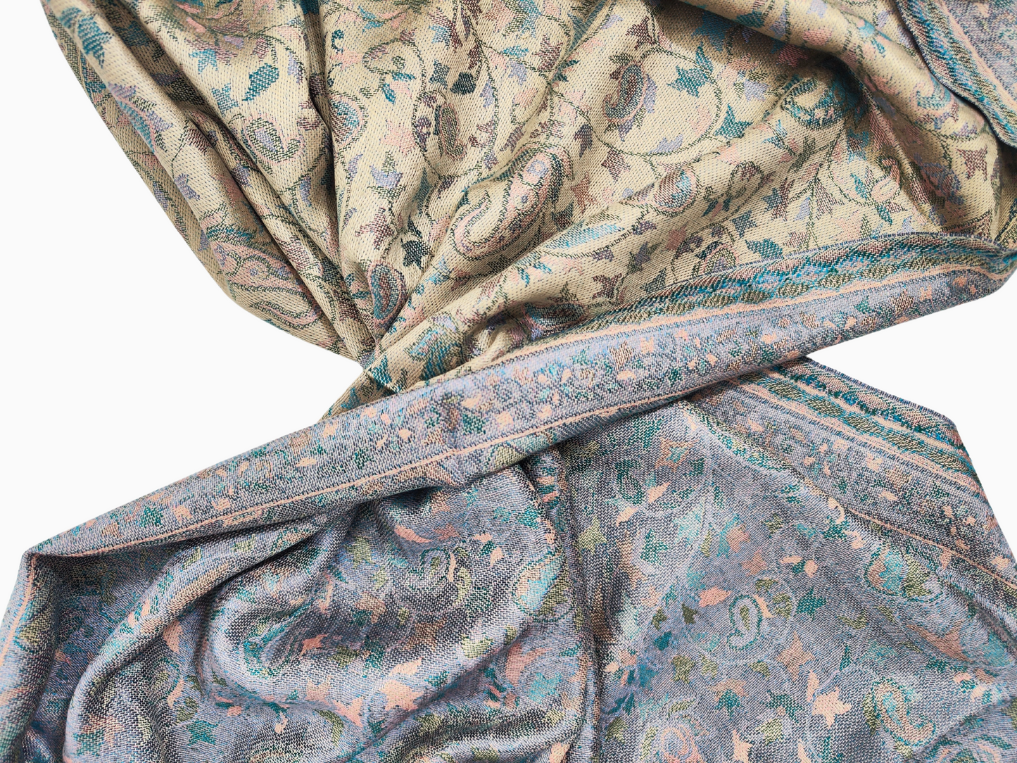 Doppelseitiger beiger Pashmina-Schal aus Wollseide mit floralem Paisleymuster
Beigefarbener Pashmina-Wollseidenschal mit blauem und grünem Paisleymuster
Doppelseitiger beiger Pashmina-Seidenschal mit floralem Paisleymuster in Blau und Grün und Fransenborte
Luxuriöser beiger Pashmina-Wollseidenschal mit zeitlosem Paisleymuster, perfekt für jede Gelegenheit