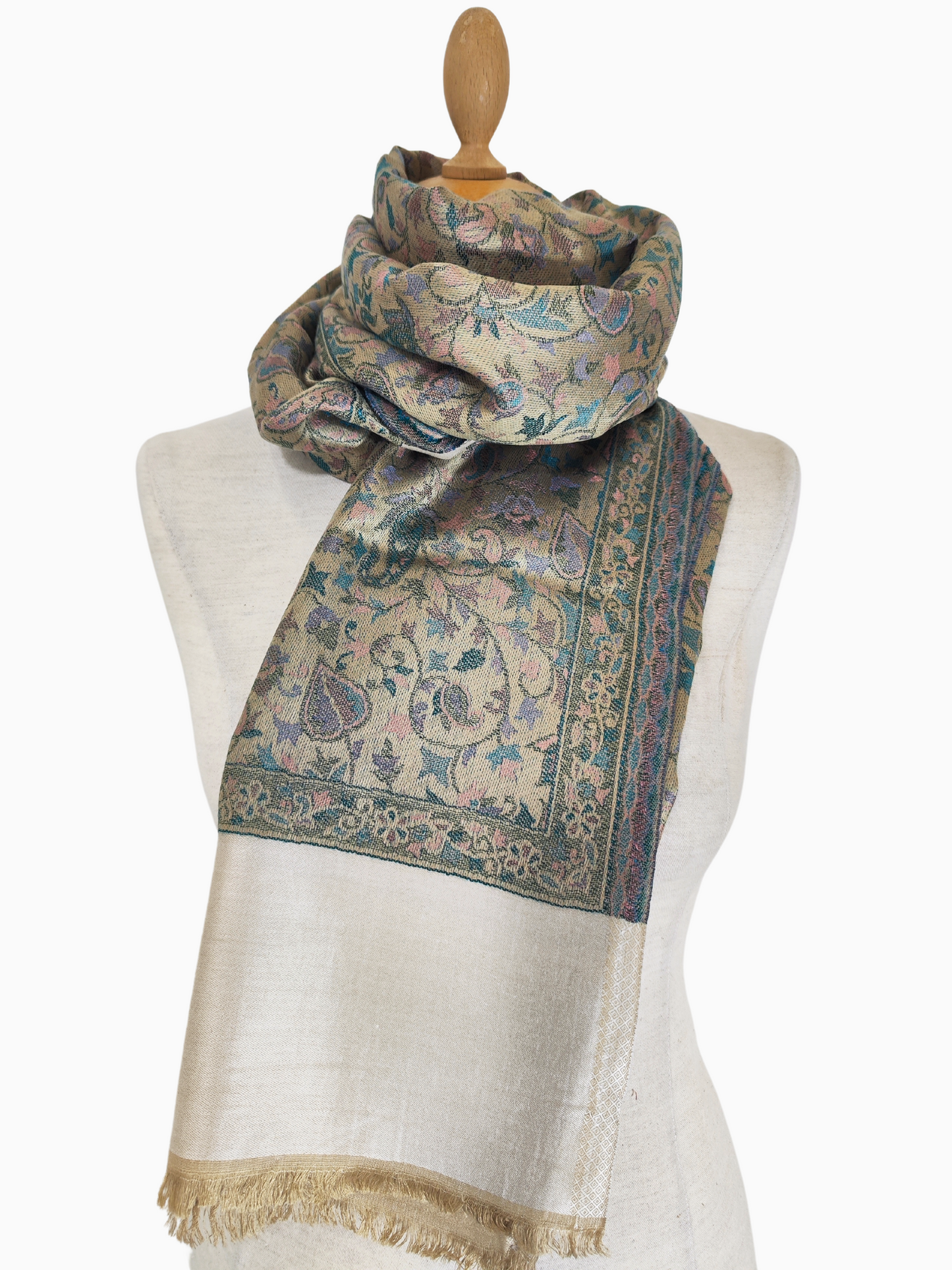 Doppelseitiger beiger Pashmina-Schal aus Wollseide mit floralem Paisleymuster
Beigefarbener Pashmina-Wollseidenschal mit blauem und grünem Paisleymuster
Doppelseitiger beiger Pashmina-Seidenschal mit floralem Paisleymuster in Blau und Grün und Fransenborte
Luxuriöser beiger Pashmina-Wollseidenschal mit zeitlosem Paisleymuster, perfekt für jede Gelegenheit