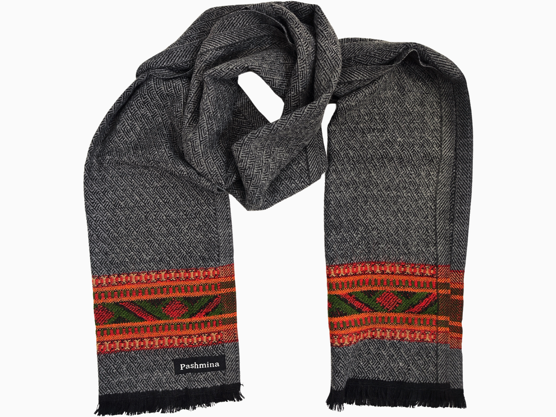 Sciarpa vintage in lana grigia con disegno tribale intrecciato a mano nei toni del rosso, dell'arancio e del verde. La sciarpa presenta una frangia sul fondo.