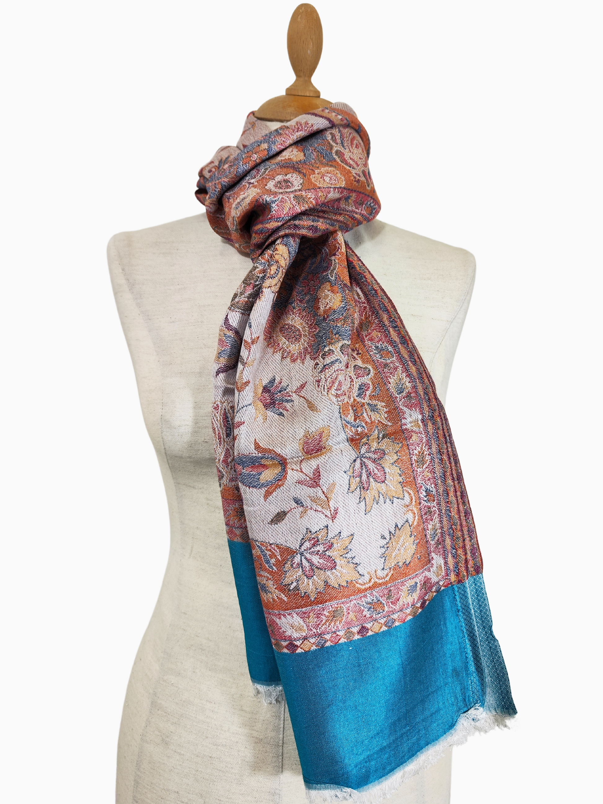 Scialle in pashmina intricatamente ricamato con disegno paisley. Scialle in pashmina lavorato a mano con colori vivaci e ricami delicati.
Morbido e lussuoso scialle in pashmina ornato da un bellissimo motivo paisley.
Scialle in pashmina caldo e accogliente con un accattivante disegno ricamato.
Bordo turchese, motivo floreale Paisley rosso, blu e verde