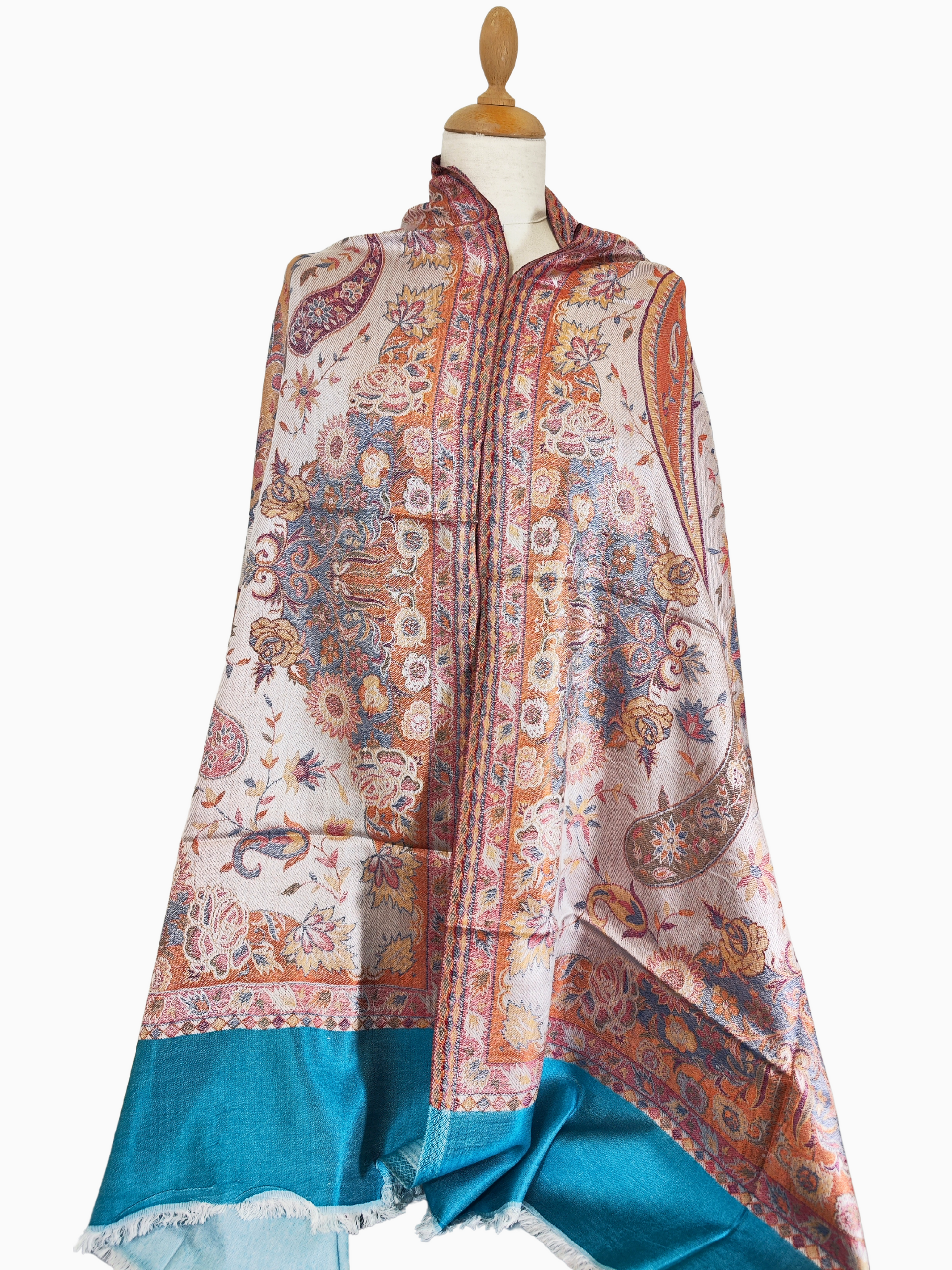Aufwendig bestickter Pashmina-Schal mit wirbelndem Paisleymuster. Handgefertigter Pashmina-Schal mit leuchtenden Farben und zarter Stickerei.
Weicher und luxuriöser Pashmina-Schal mit schönem Paisleymuster.
Warmer und kuscheliger Pashmina-Schal mit einem bezaubernden gestickten Muster.
Türkisfarbene Bordüre, rotes, blaues und grünes Paisley-Blumenmuster