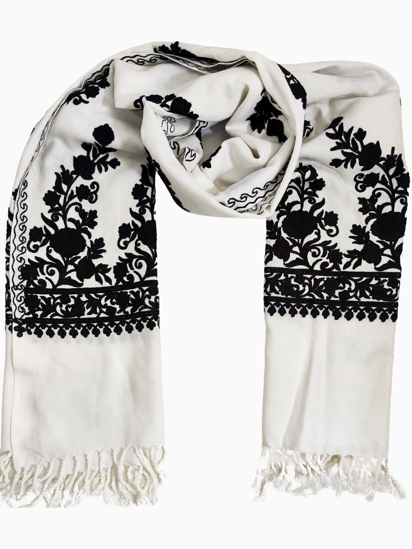 Châle en laine brodée Aari du Cachemire, présentant des motifs floraux complexes sur fond blanc. Ce luxueux châle en laine du Cachemire est orné de broderies Aari complexes et de délicats motifs floraux. Le châle blanc est orné de broderies noires et d'un bord frangé. Châle en broderie Aari. Châle du Cachemire. Châle en laine. Châle brodé. Châle indien. Châle en pashmina