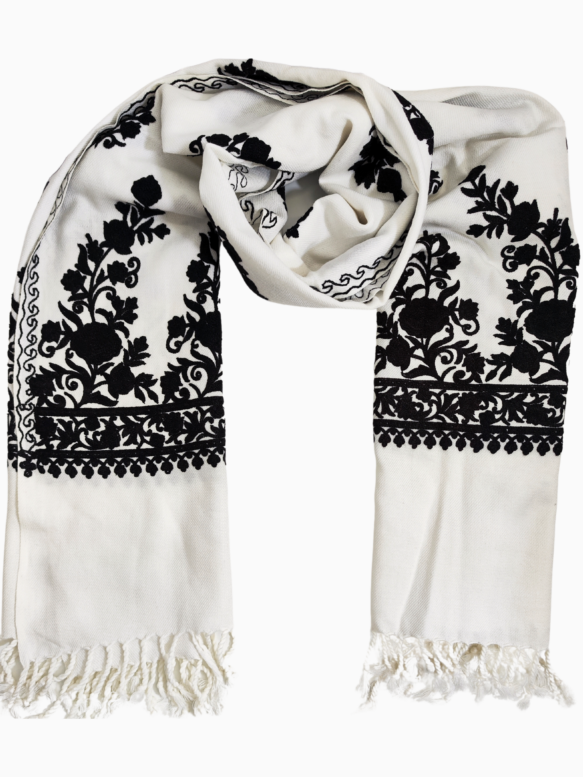 Châle en laine brodée Aari du Cachemire, présentant des motifs floraux complexes sur fond blanc. Ce luxueux châle en laine du Cachemire est orné de broderies Aari complexes et de délicats motifs floraux. Le châle blanc est orné de broderies noires et d'un bord frangé. Châle en broderie Aari. Châle du Cachemire. Châle en laine. Châle brodé. Châle indien. Châle en pashmina