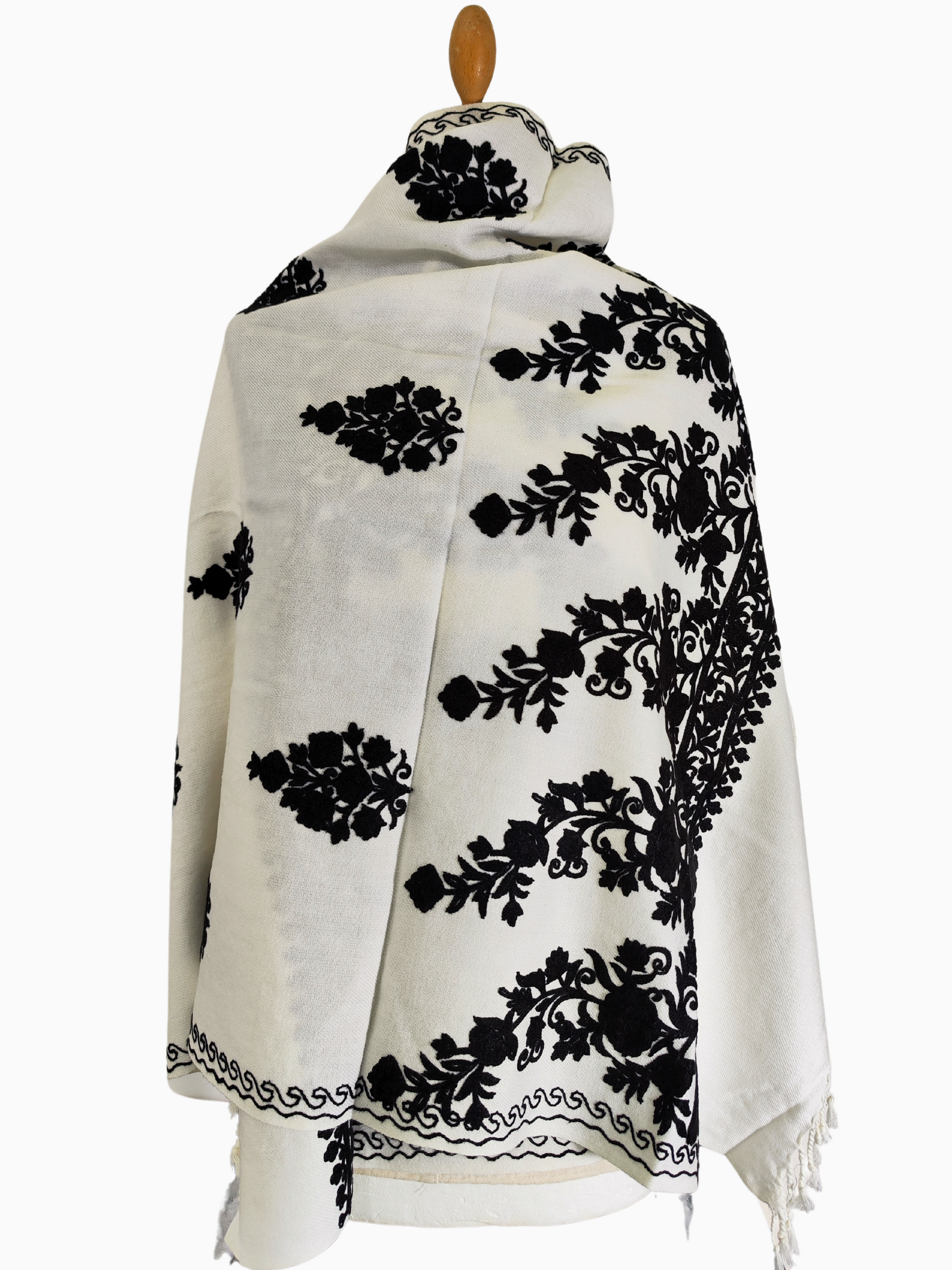 Scialle di lana ricamato Aari del Kashmir, con intricati motivi floreali su sfondo bianco. Lussuoso scialle di lana del Kashmir, con intricati ricami Aari e delicati motivi floreali. Lo scialle bianco presenta ricami neri e un bordo con frange. Scialle con ricamo Aari. Scialle del Kashmir. scialle di lana. scialle ricamato. Scialle indiano. Scialle in pashmina