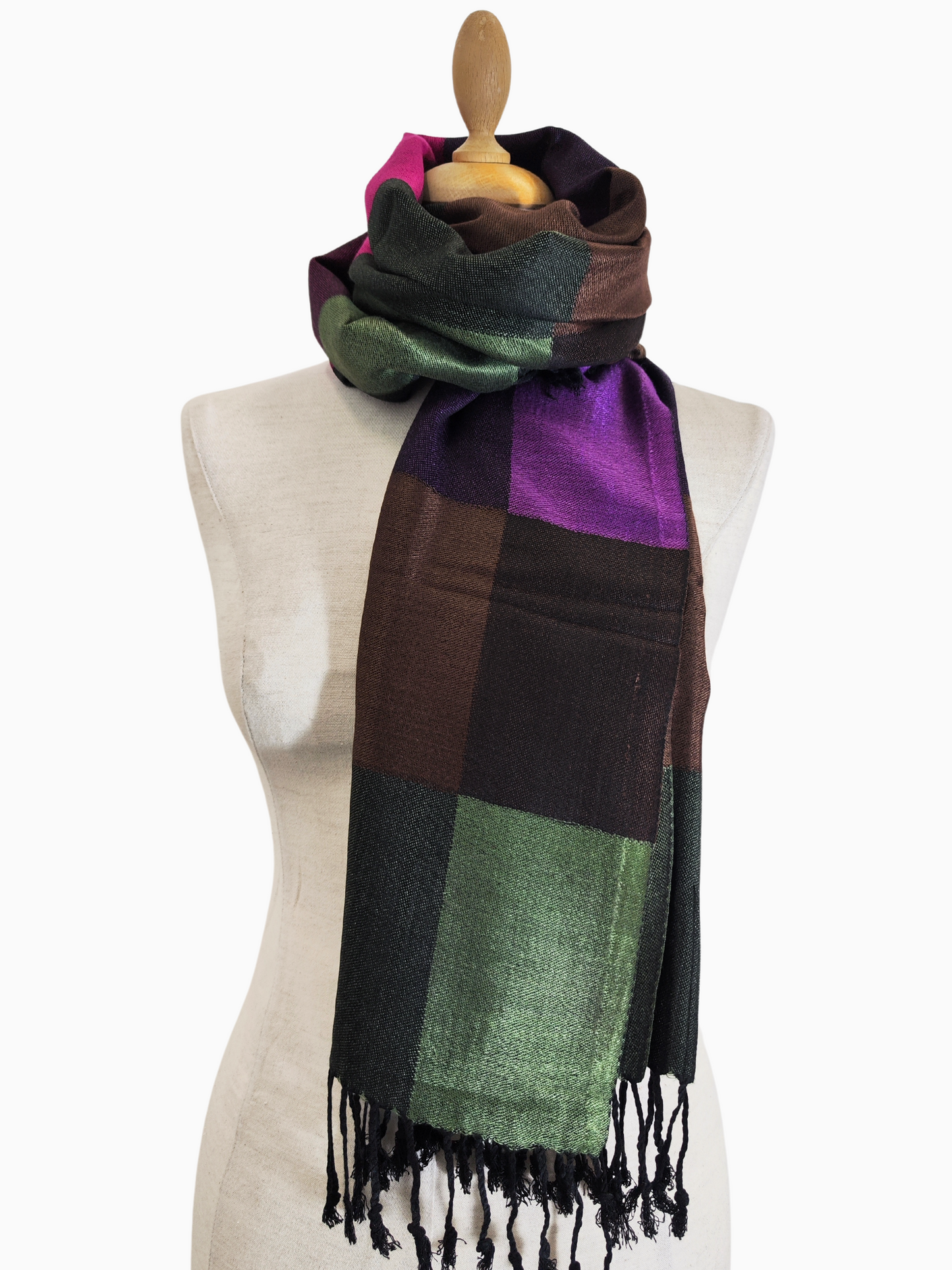 Ein karierter Pashmina-Seidenschal
Karierter Schal aus Pashmina-Woll-Seiden-Gemisch
Mehr Details:
Ein lebhafter karierter Schal aus einer luxuriösen Mischung aus Pashmina-Wolle und Seide.
Eine Nahaufnahme eines fein karierten Schals aus Pashmina-Wolle und Seide.
Kreativ und anregend:
Dieser karierte Schal aus einer Mischung aus Pashmina-Wolle und Seide ist ein Wandteppich aus Wärme und Eleganz.
Dieser karierte Schal ist ein Traum aus Pashmina-Wolle und Seide gewebt.