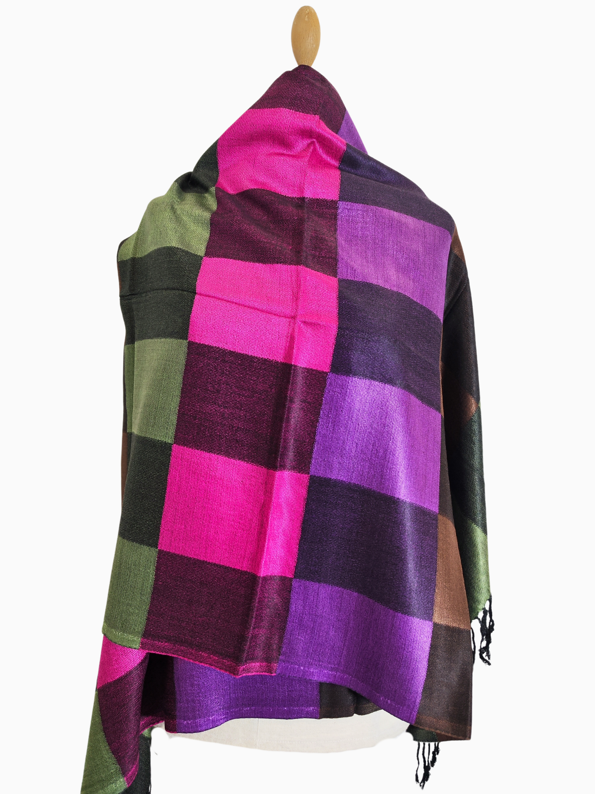 Chal de cuadros de seda Pashmina
Chal de cuadros en Pashmina mezcla de lana y seda
Más detalles:
Un vibrante chal de cuadros elaborado con una lujosa mezcla de lana pashmina y seda.
Detalle de un chal de cuadros finos de lana pashmina y seda.
Creativo y evocador:
Un tapiz de calidez y elegancia, este chal de cuadros es una mezcla de lana pashmina y seda.
Este chal de cuadros es un sueño tejido en lana pashmina y seda.