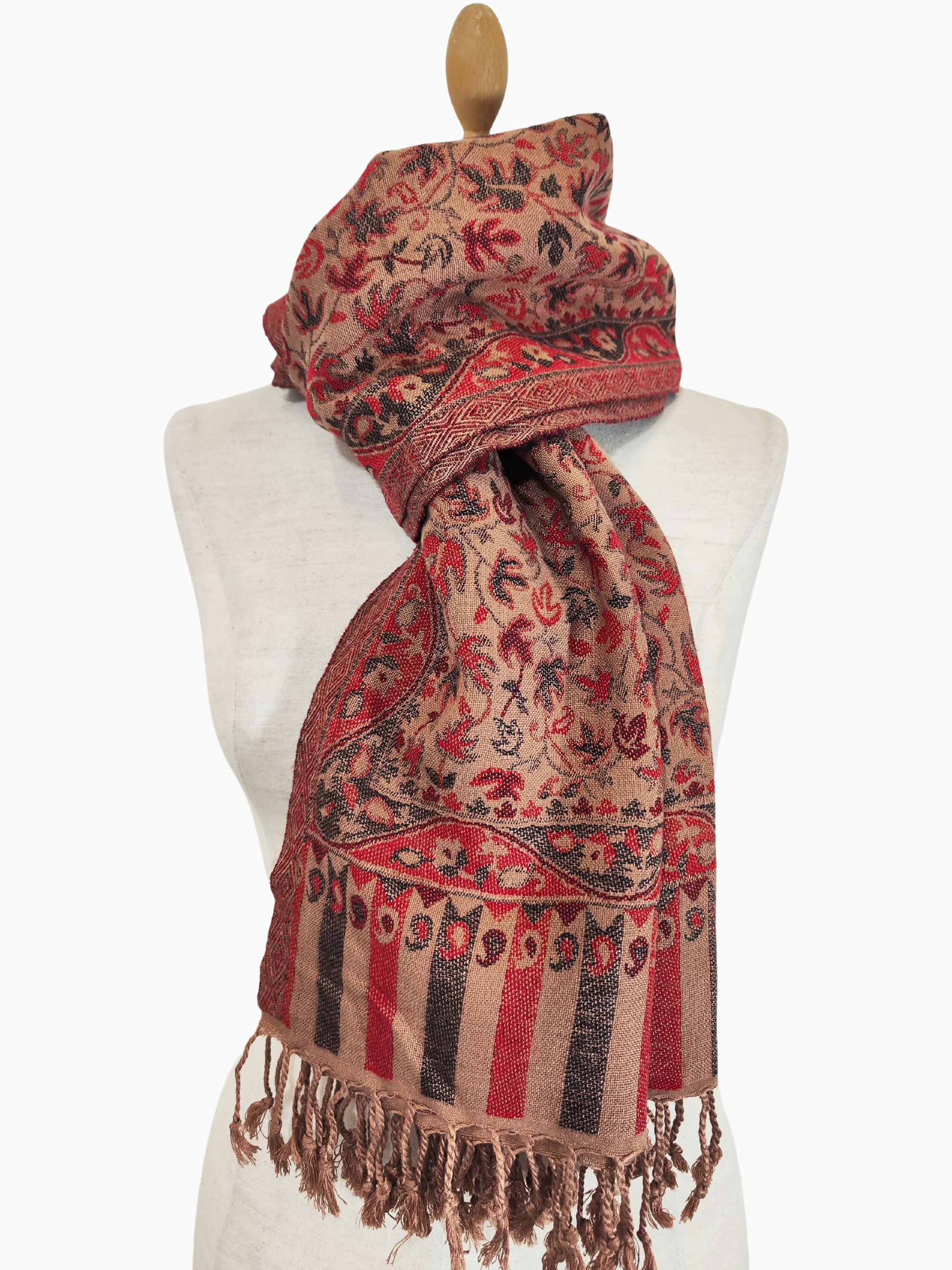 Uno scialle in pashmina nei caldi toni del rosso, del marrone e del crema con un motivo floreale e di foglie.
Un lussuoso scialle in pashmina con intricati motivi floreali e di foglie, caratterizzato da un ricco bordo e da caldi colori autunnali.
Uno scialle di pashmina morbido e fine in una palette di colori caldi, ornato da delicati motivi floreali e di foglie.
Un sussurro d'autunno in uno scialle di pashmina, con colori caldi e una delicata danza floreale.