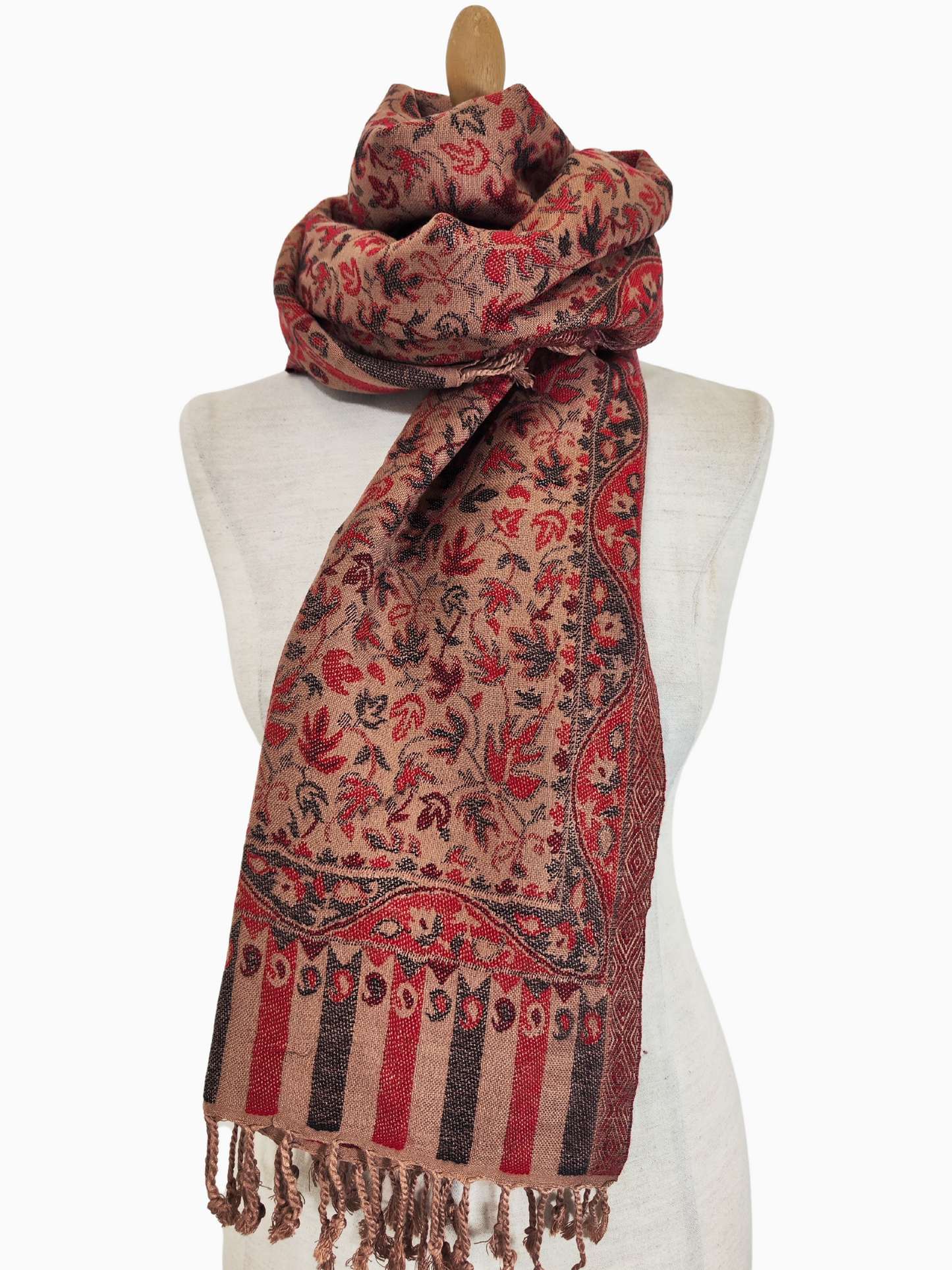 Ein Pashmina-Schal in warmen Rot-, Braun- und Cremetönen mit einem Blumen- und Blattmuster.
Ein luxuriöser Pashmina-Schal mit filigranen Blumen- und Blattmotiven, mit einer reichen Bordüre und warmen Herbstfarben.
Ein weicher, feiner Pashmina-Schal in einer warmen Farbpalette, verziert mit zarten Blumen- und Blattmustern.
Ein Flüstern des Herbstes in einem Pashmina-Schal, mit warmen Farben und einem zarten Blumentanz.