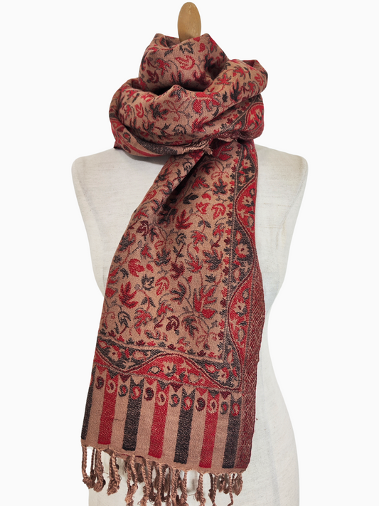Ein Pashmina-Schal in warmen Rot-, Braun- und Cremetönen mit einem Blumen- und Blattmuster.
Ein luxuriöser Pashmina-Schal mit filigranen Blumen- und Blattmotiven, mit einer reichen Bordüre und warmen Herbstfarben.
Ein weicher, feiner Pashmina-Schal in einer warmen Farbpalette, verziert mit zarten Blumen- und Blattmustern.
Ein Flüstern des Herbstes in einem Pashmina-Schal, mit warmen Farben und einem zarten Blumentanz.