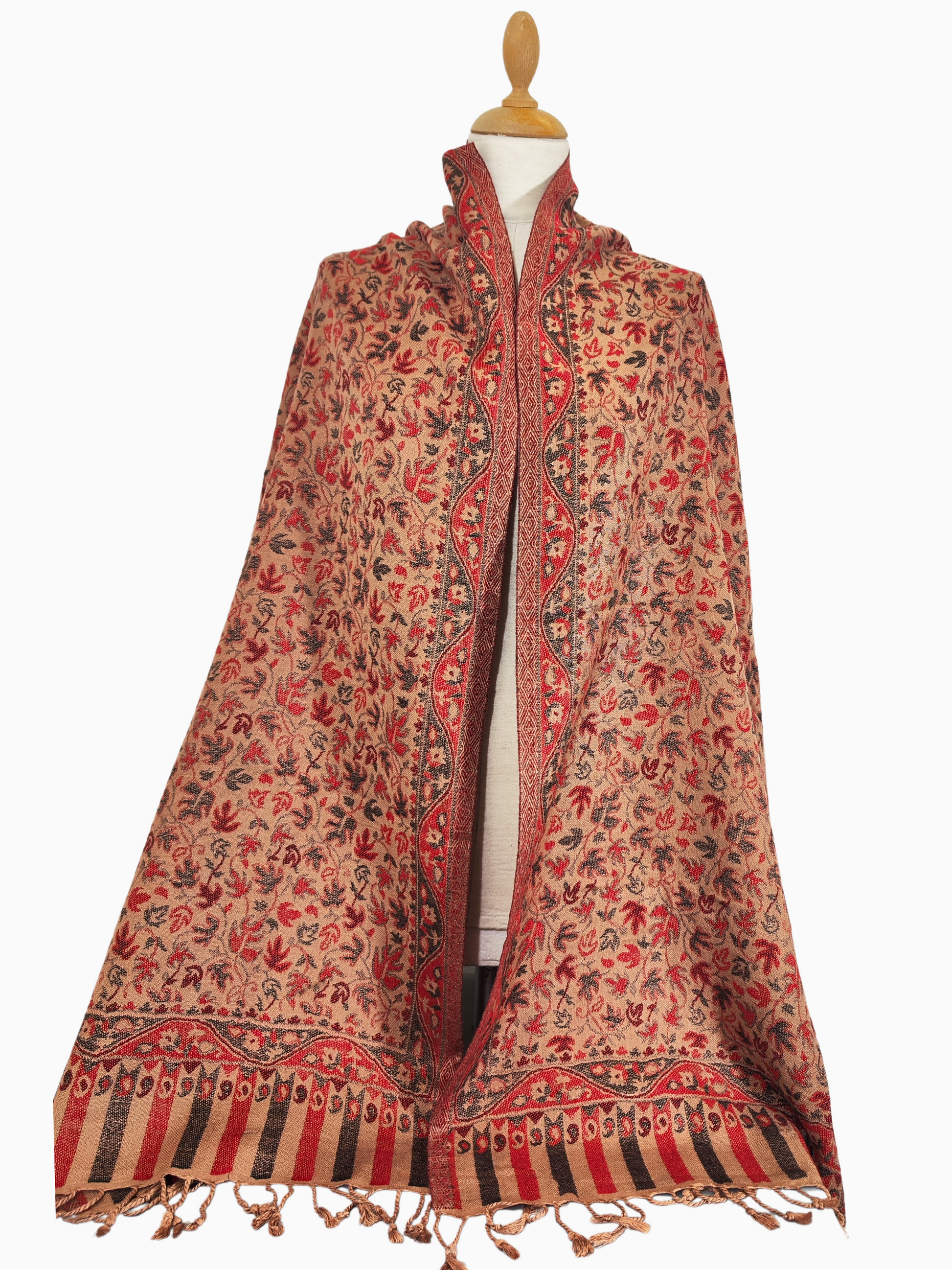 Ein Pashmina-Schal in warmen Rot-, Braun- und Cremetönen mit einem Blumen- und Blattmuster.
Ein luxuriöser Pashmina-Schal mit filigranen Blumen- und Blattmotiven, mit einer reichen Bordüre und warmen Herbstfarben.
Ein weicher, feiner Pashmina-Schal in einer warmen Farbpalette, verziert mit zarten Blumen- und Blattmustern.
Ein Flüstern des Herbstes in einem Pashmina-Schal, mit warmen Farben und einem zarten Blumentanz.