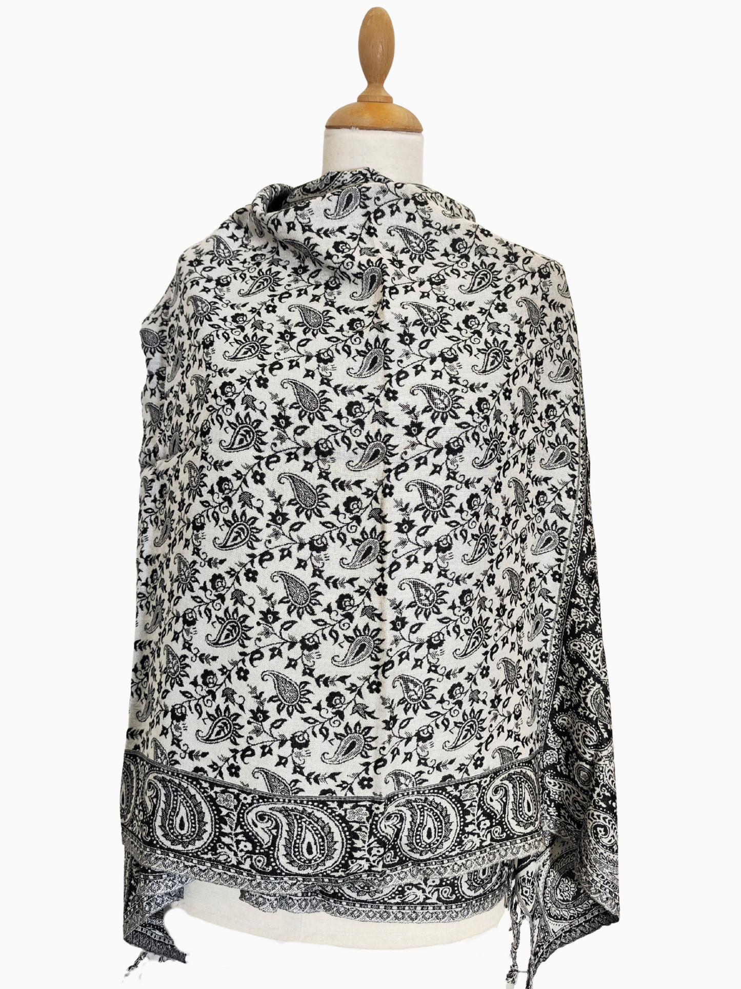 Elegant black & white paisley shawl with floral patterns and fringes. Handwoven unisex boho wrap, lightweight winter scarf – Eleganter Paisley Schal schwarz-weiß mit Blumenmuster & Fransen.