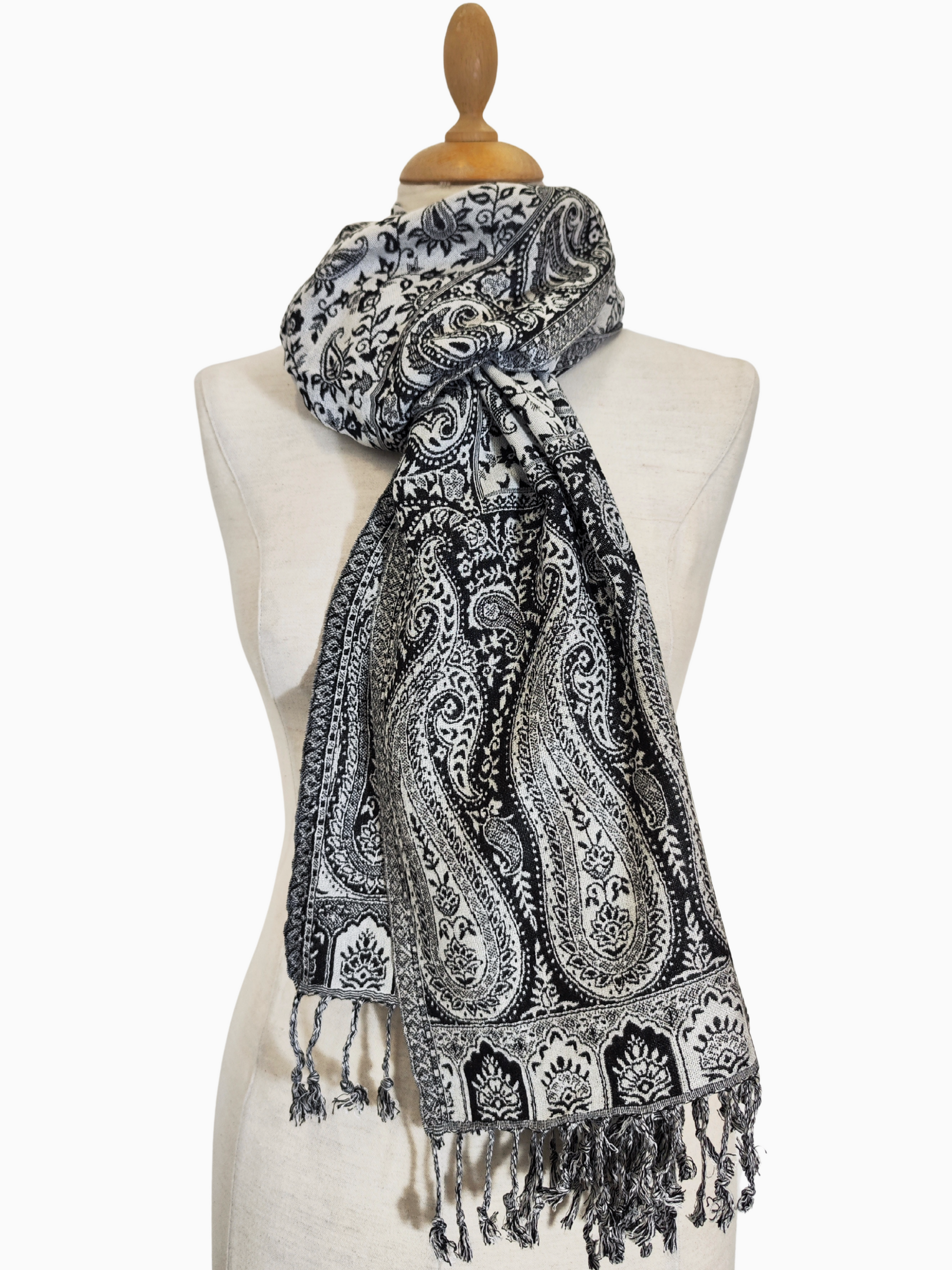 Elegant black & white paisley shawl with floral patterns and fringes. Handwoven unisex boho wrap, lightweight winter scarf – Eleganter Paisley Schal schwarz-weiß mit Blumenmuster & Fransen.