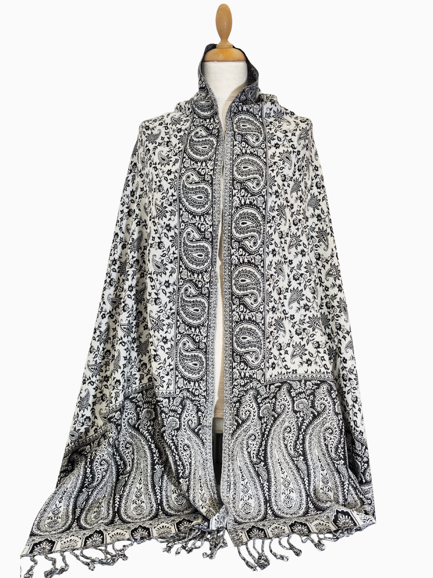 Elegant black & white paisley shawl with floral patterns and fringes. Handwoven unisex boho wrap, lightweight winter scarf – Eleganter Paisley Schal schwarz-weiß mit Blumenmuster & Fransen.