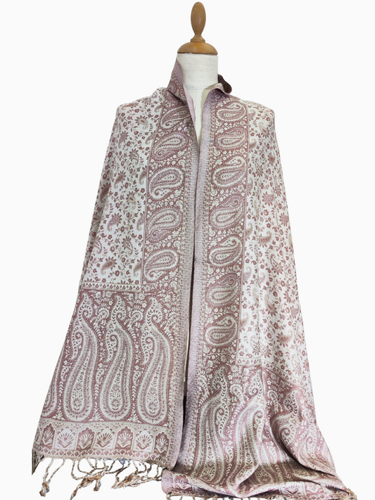 Elegant rose & beige paisley shawl with floral motifs and fringes. Handwoven artisan boho wrap, unisex lightweight scarf – Eleganter Paisley Schal rosa beige mit Blumenmuster & Fransen.