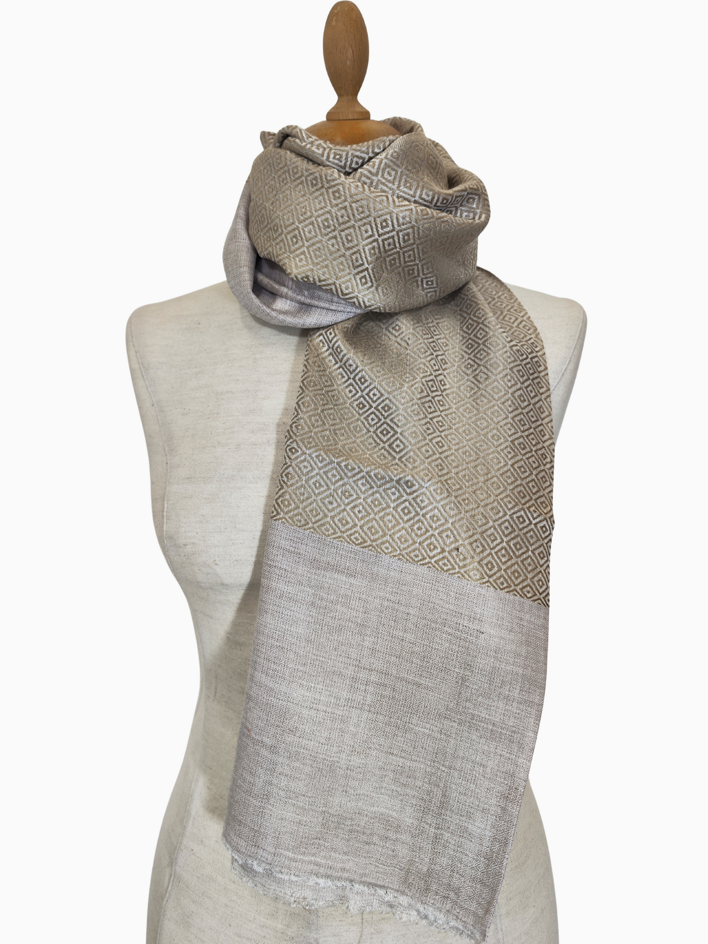 Luxury silk blend shawl in beige & cream with diamond geometric pattern. Handwoven unisex wrap, soft elegant scarf – Luxuriöser Seidenmisch-Schal beige creme mit Rautenmuster.