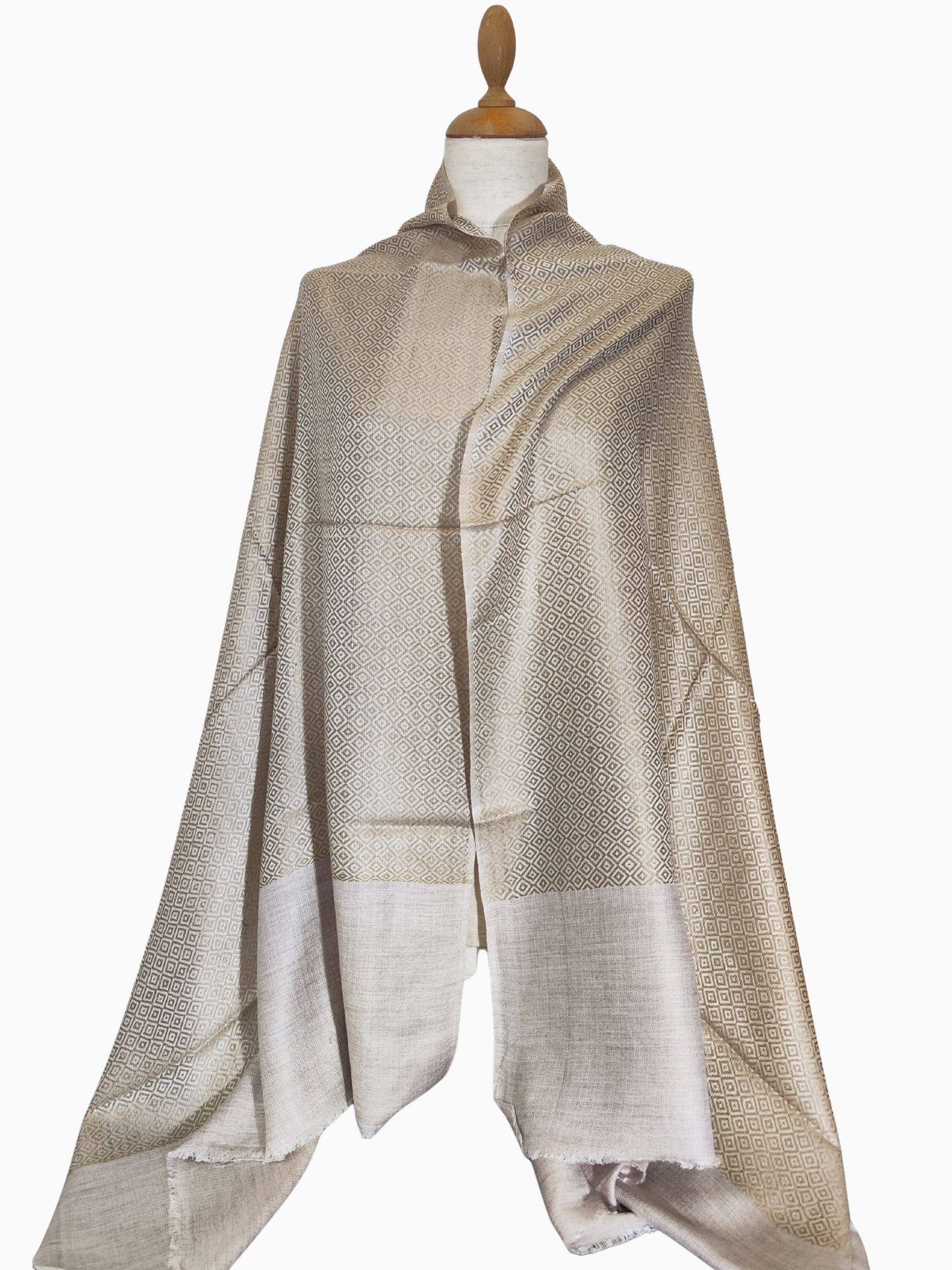 Luxury silk blend shawl in beige & cream with diamond geometric pattern. Handwoven unisex wrap, soft elegant scarf – Luxuriöser Seidenmisch-Schal beige creme mit Rautenmuster.