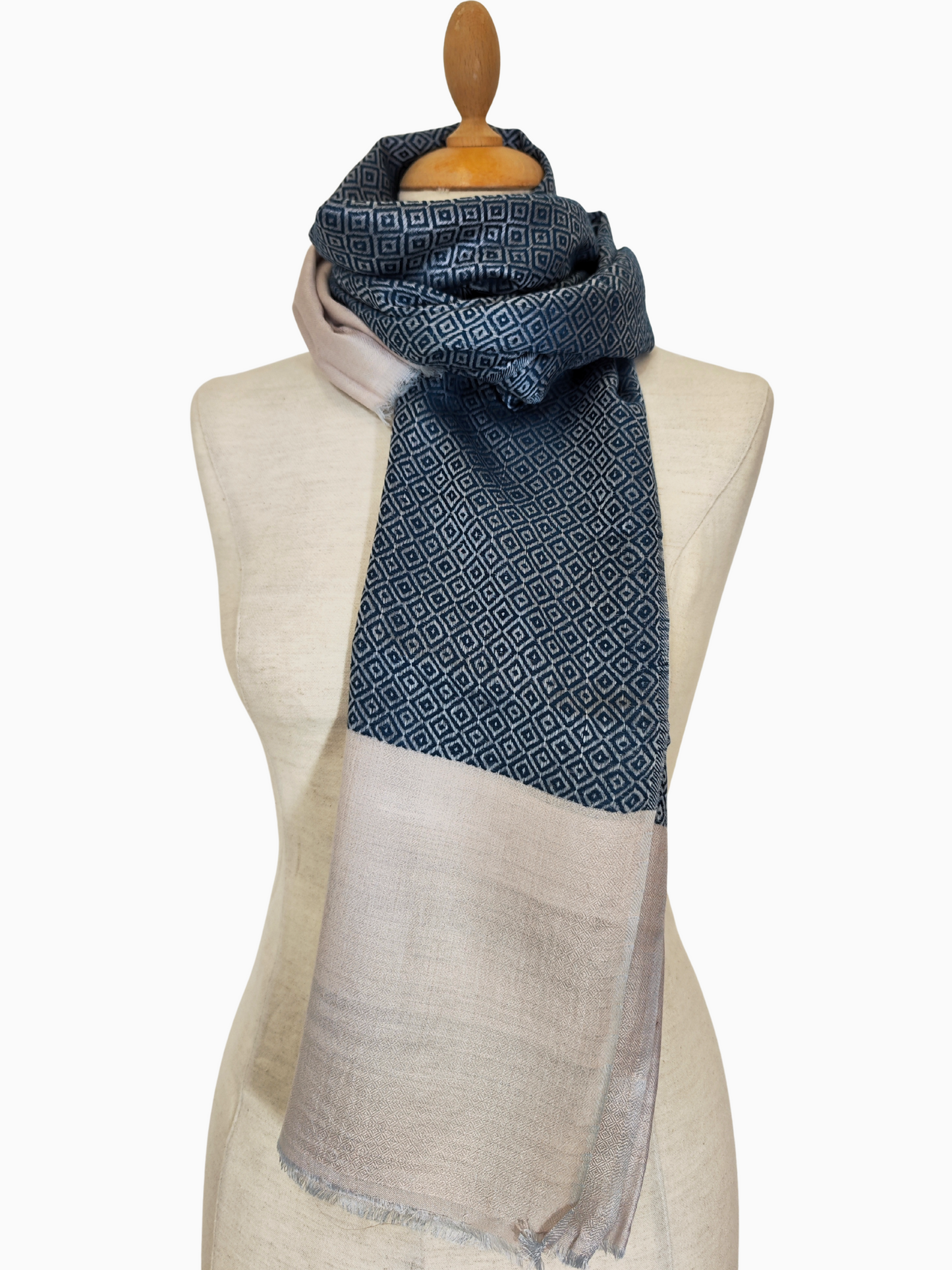 Luxury silk blend shawl in blue & beige with diamond geometric pattern. Elegant unisex wrap, soft artisan scarf – Luxuriöser Seidenmisch-Schal blau beige mit Rautenmuster.