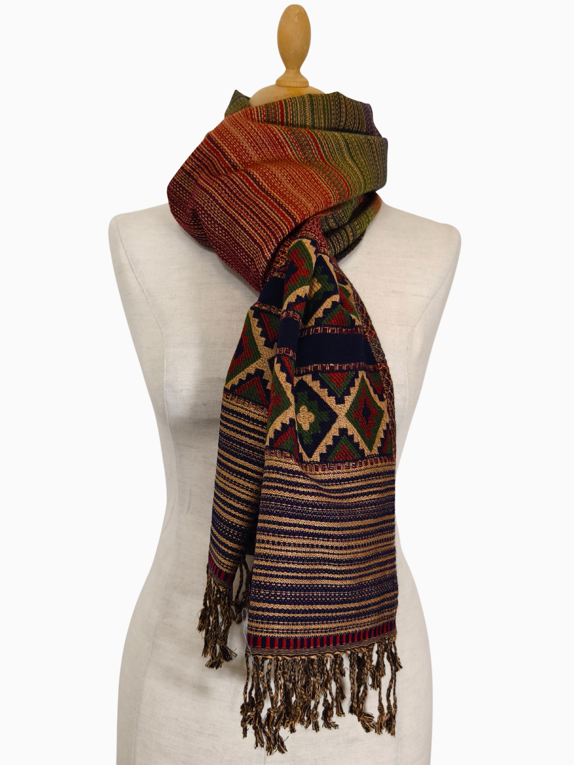 Handwoven boho tribal shawl with multicolor stripes, geometric diamond patterns, and tassels. Ethnic wrap scarf handmade for men & women – Handgewebter Boho Schal mit Streifen, Rauten & Quasten.
Indien India Wool Warm