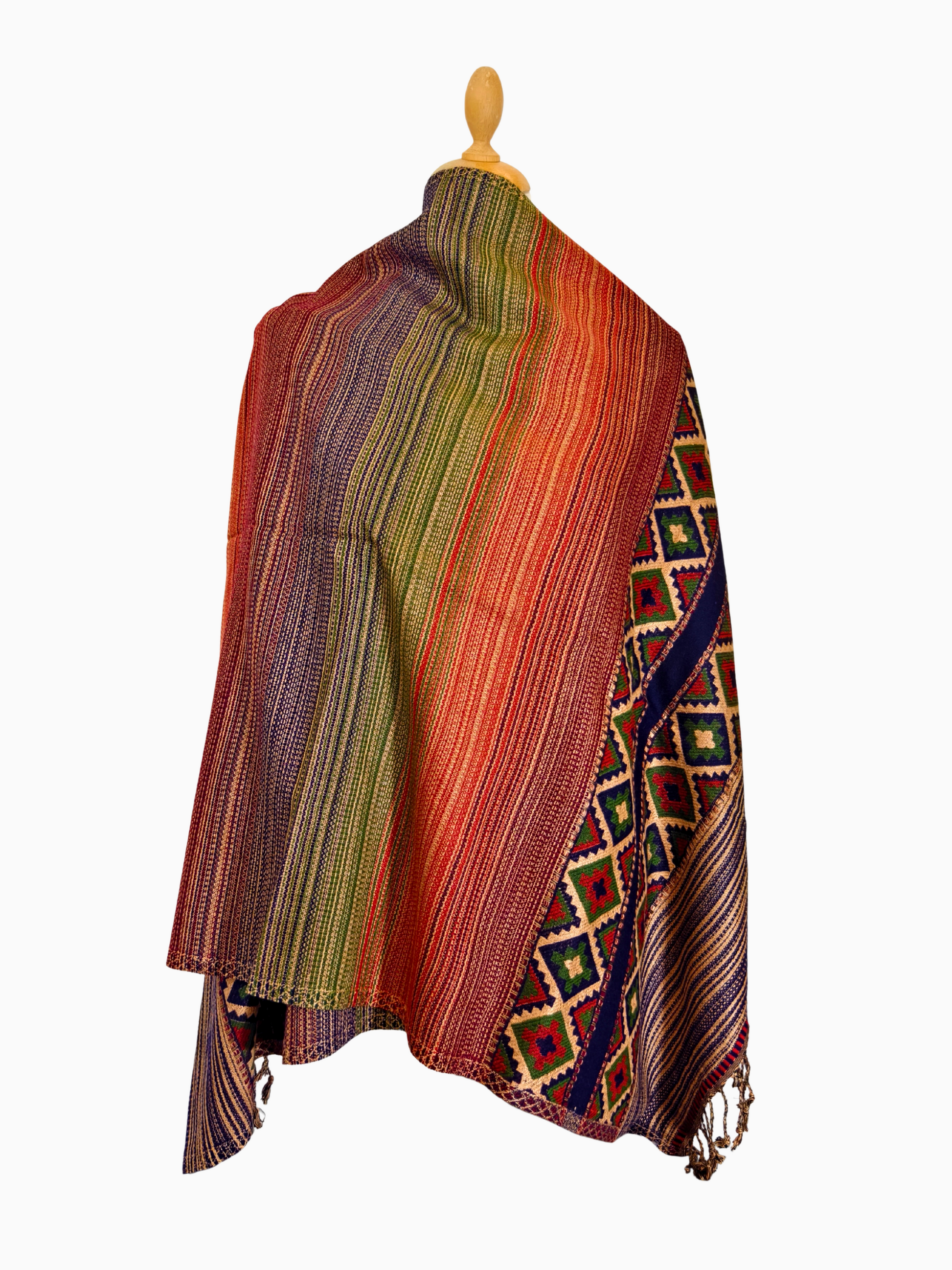 Handwoven boho tribal shawl with multicolor stripes, geometric diamond patterns, and tassels. Ethnic wrap scarf handmade for men & women – Handgewebter Boho Schal mit Streifen, Rauten & Quasten.
Indien India Wool Warm