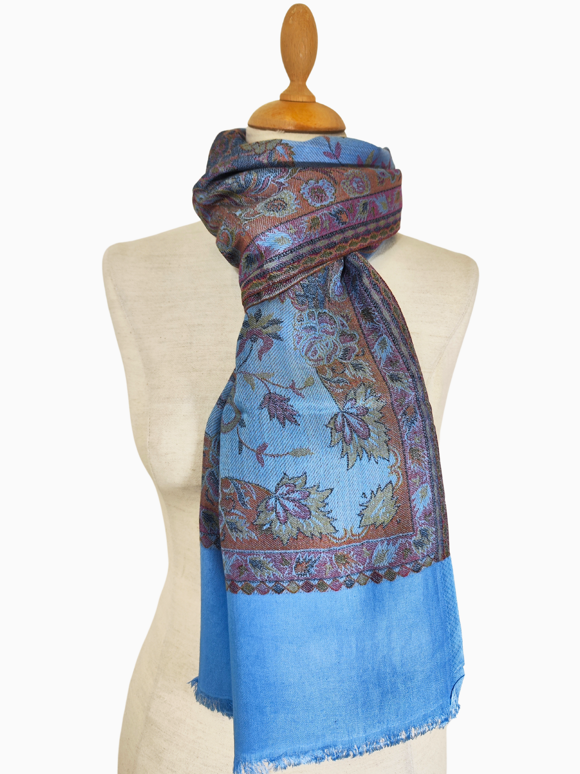 Blauer Paisley-Schal
Himmelblauer Pashmina-Schal
Himmelblauer Pashmina-Schal mit aufwändigem Paisleymuster und ausgefransten Rändern
Luxuriöser Pashmina-Schal aus einer Seidenmischung in Himmelblau mit aufwändigem Paisleymuster
Pashmina Woll-Seidenmischung Schal online kaufen Himmelblauer Paisley-Schal für Frauen