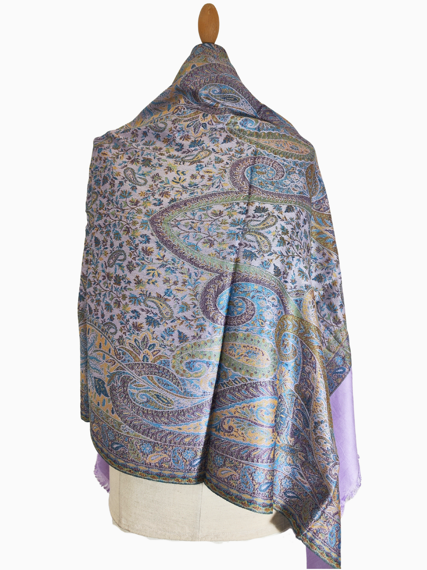 Um xaile retangular com um desenho vibrante de pavão, com cores suaves como o roxo, o azul e o amarelo. Luxuoso xaile de pashmina com mistura de lã e seda, com desenho Paisley intrincado, leve e quente, elegante, moda, xaile reversível