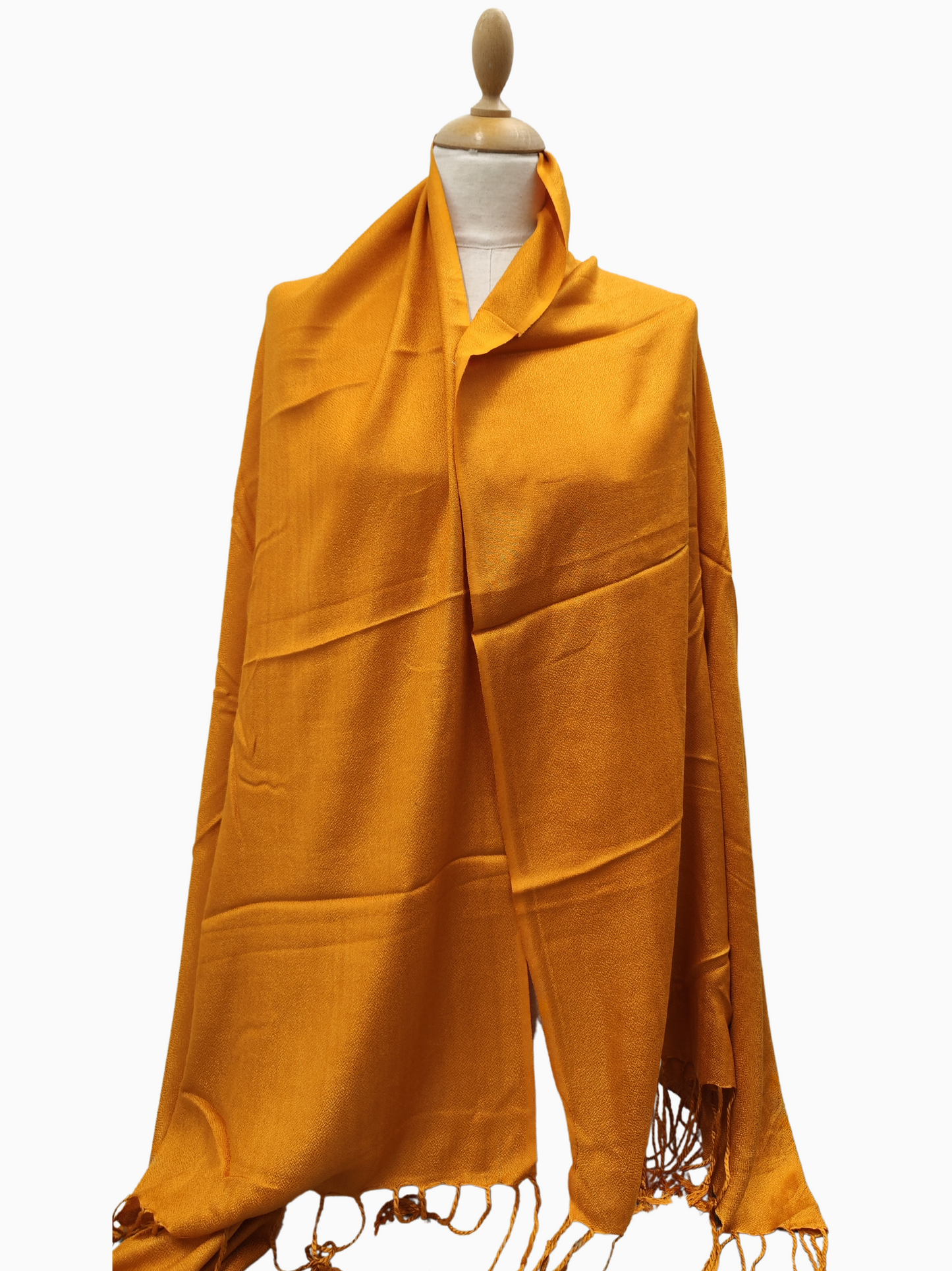 Luxurious cashmere scarf in a warm, sunny yellow shade Luxuriöser Kaschmirschal in einem warmen, sonnengelben Farbton