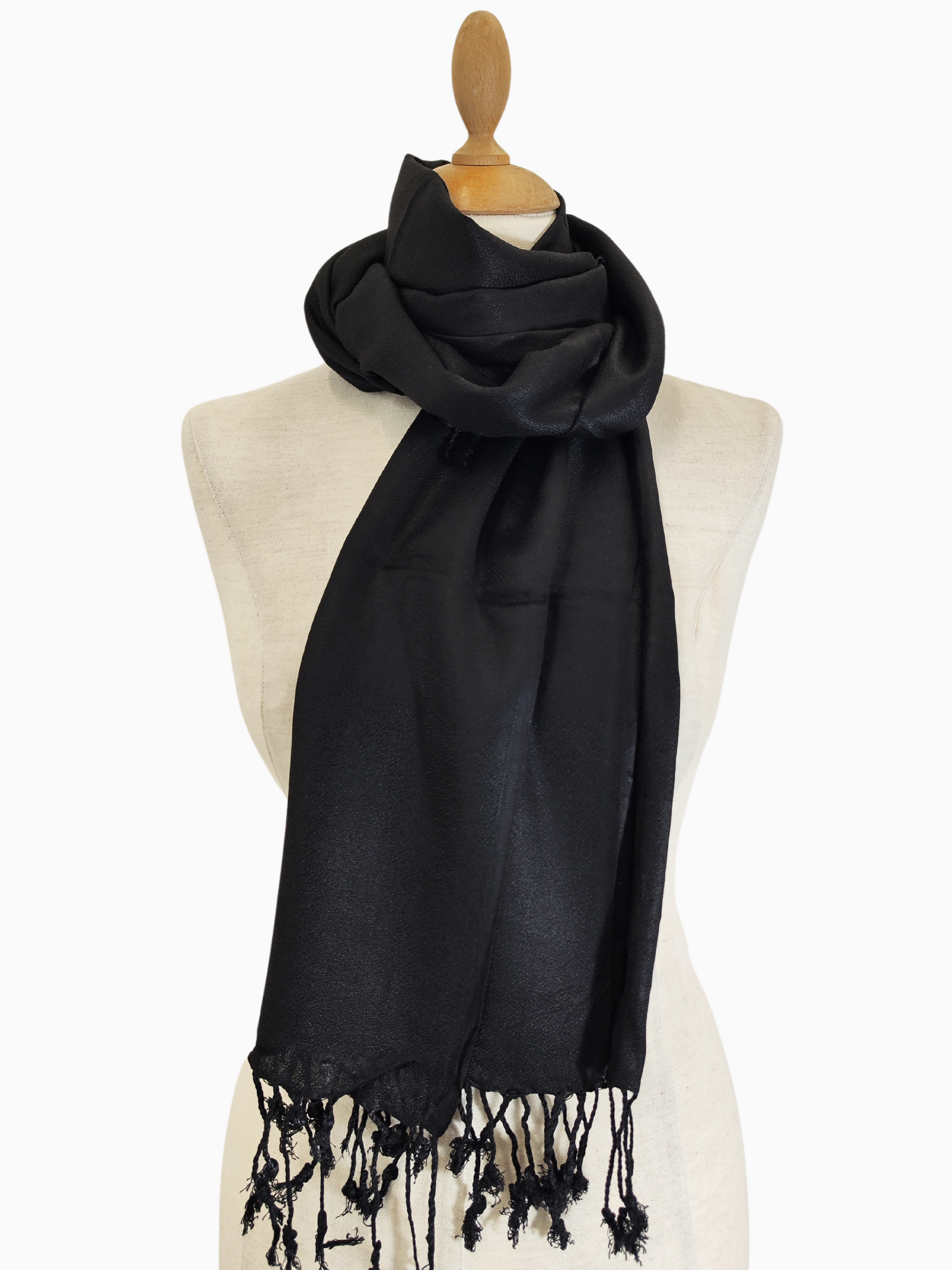 Black silk shawl
Luxurious black shawl
Elegant black shawl