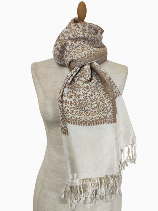 Kuscheliger Schal aus einer weichen Baumwoll-Wollmischung. Warm für den Winter Leichtes Gewicht. Beige mit brauner Handstickerei