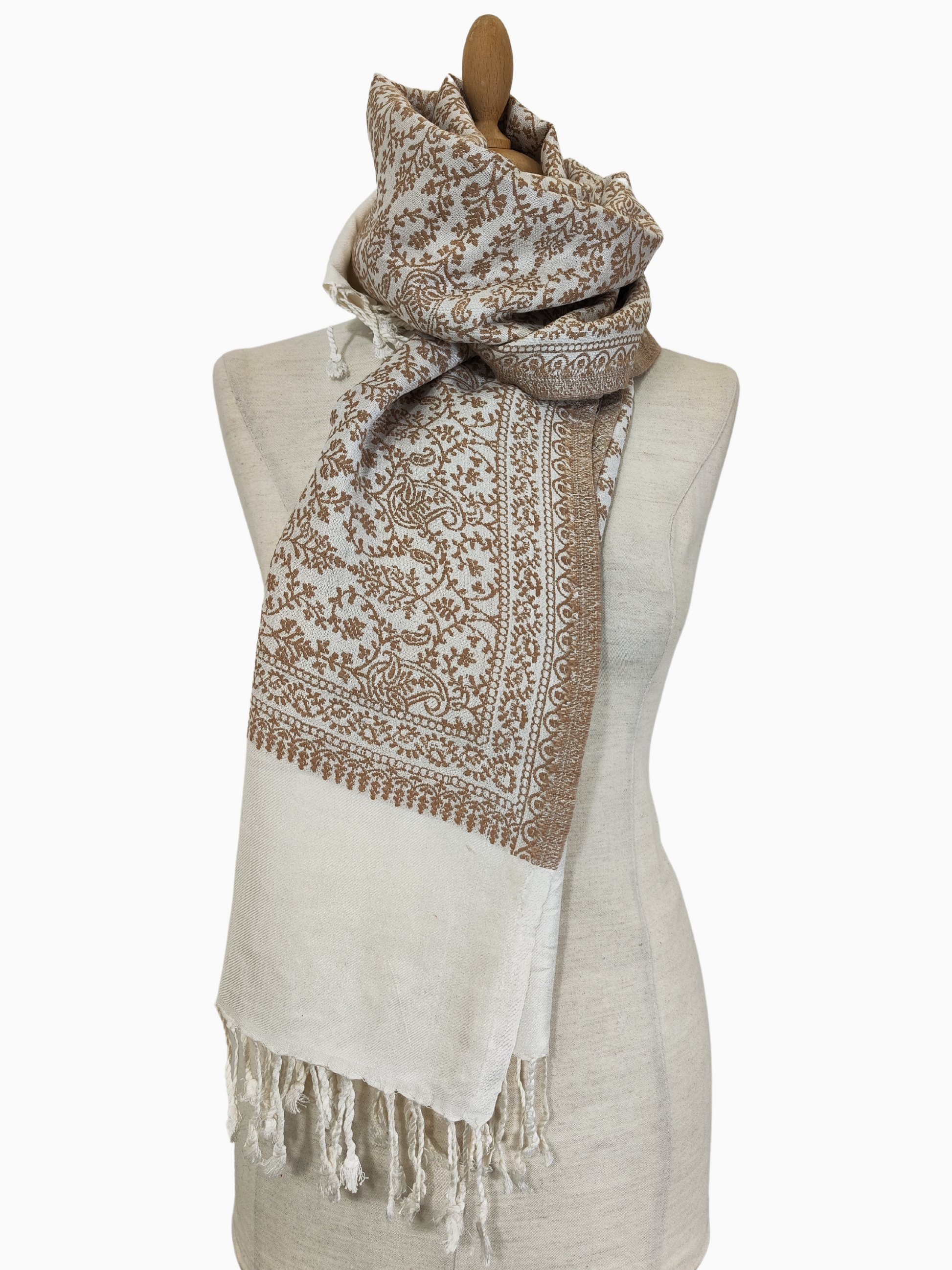 Châle douillet en mélange doux de coton et de laine. Chaud pour les hivers Léger. Beige avec broderie à la main marron