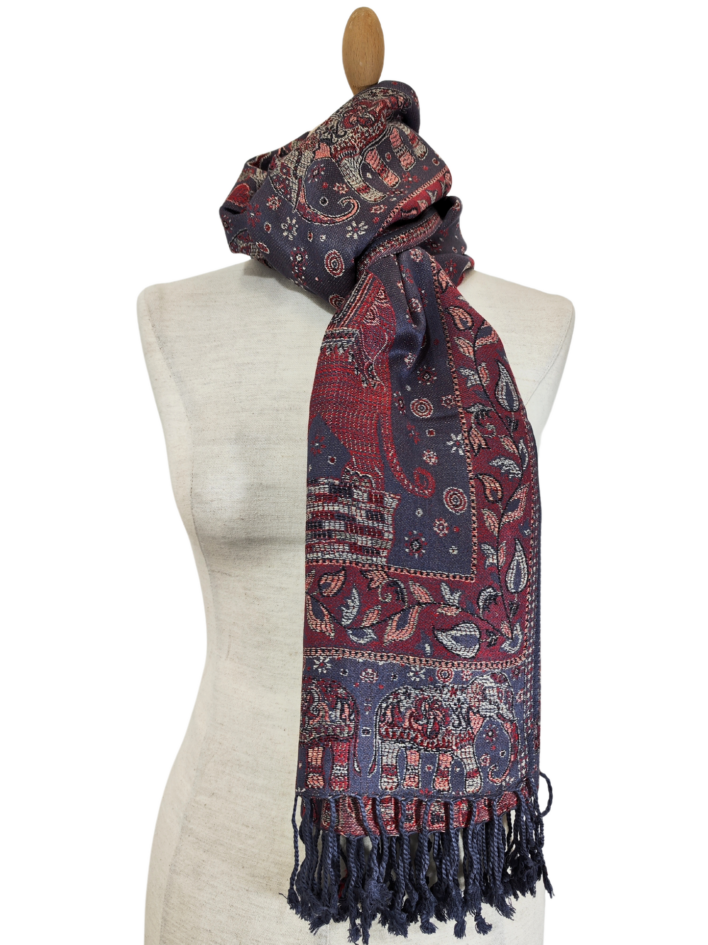 Schöner Pashmina-Schal mit lebhaftem Design. Er hat einen überwiegend violetten Hintergrund mit komplizierten Blumen- und Elefantenmotiven in Rot-, Gold- und Blautönen