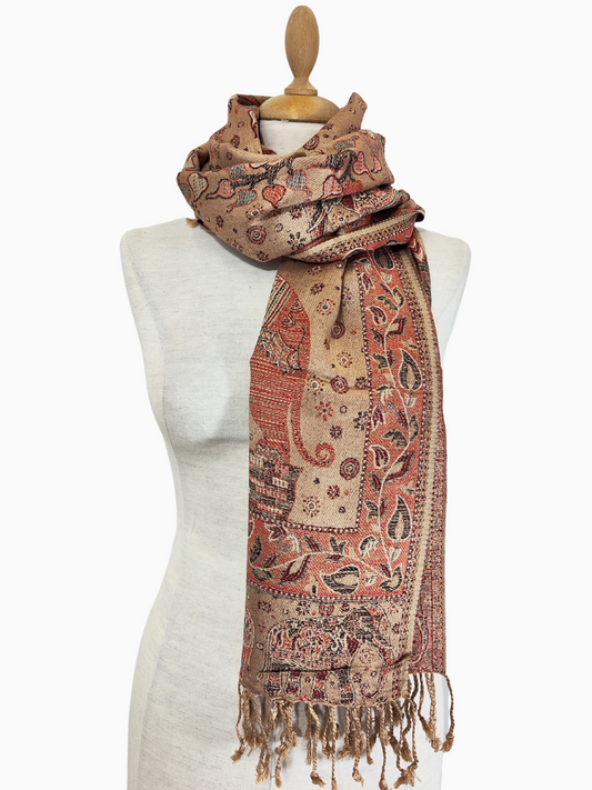 Schöner Pashmina-Schal mit lebhaftem Design. Er hat einen überwiegend beigen Hintergrund mit komplizierten Blumen- und Elefantenmotiven in Rot-, Gold- und Blautönen Schal Tuch Moda Damen Frauen