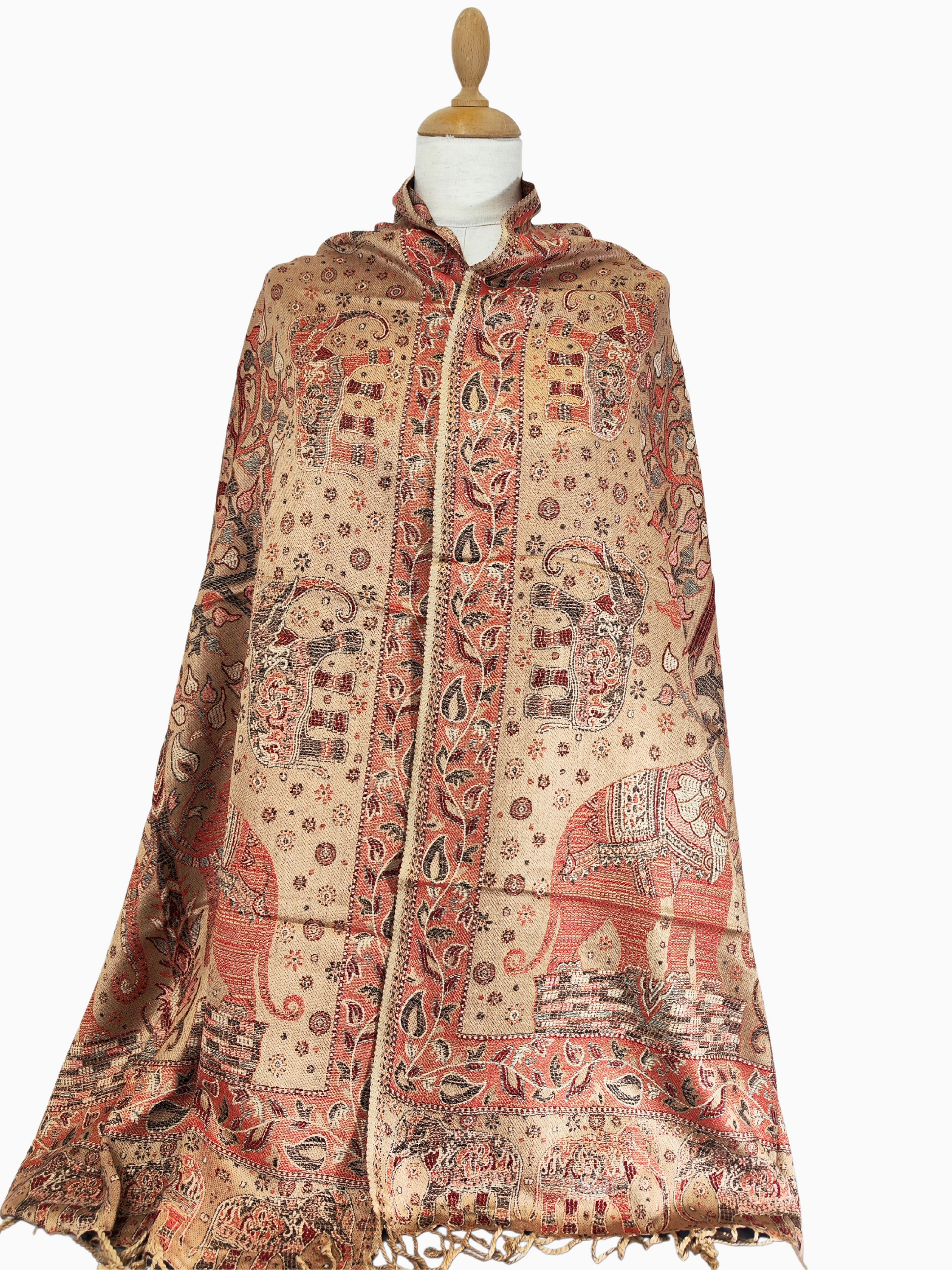 Precioso chal de pashmina con un diseño vibrante. Tiene un fondo predominantemente beige con intrincados motivos florales y de elefantes en tonos rojos, dorados y azules. Bufanda, Estola, Envoltura para inviernos