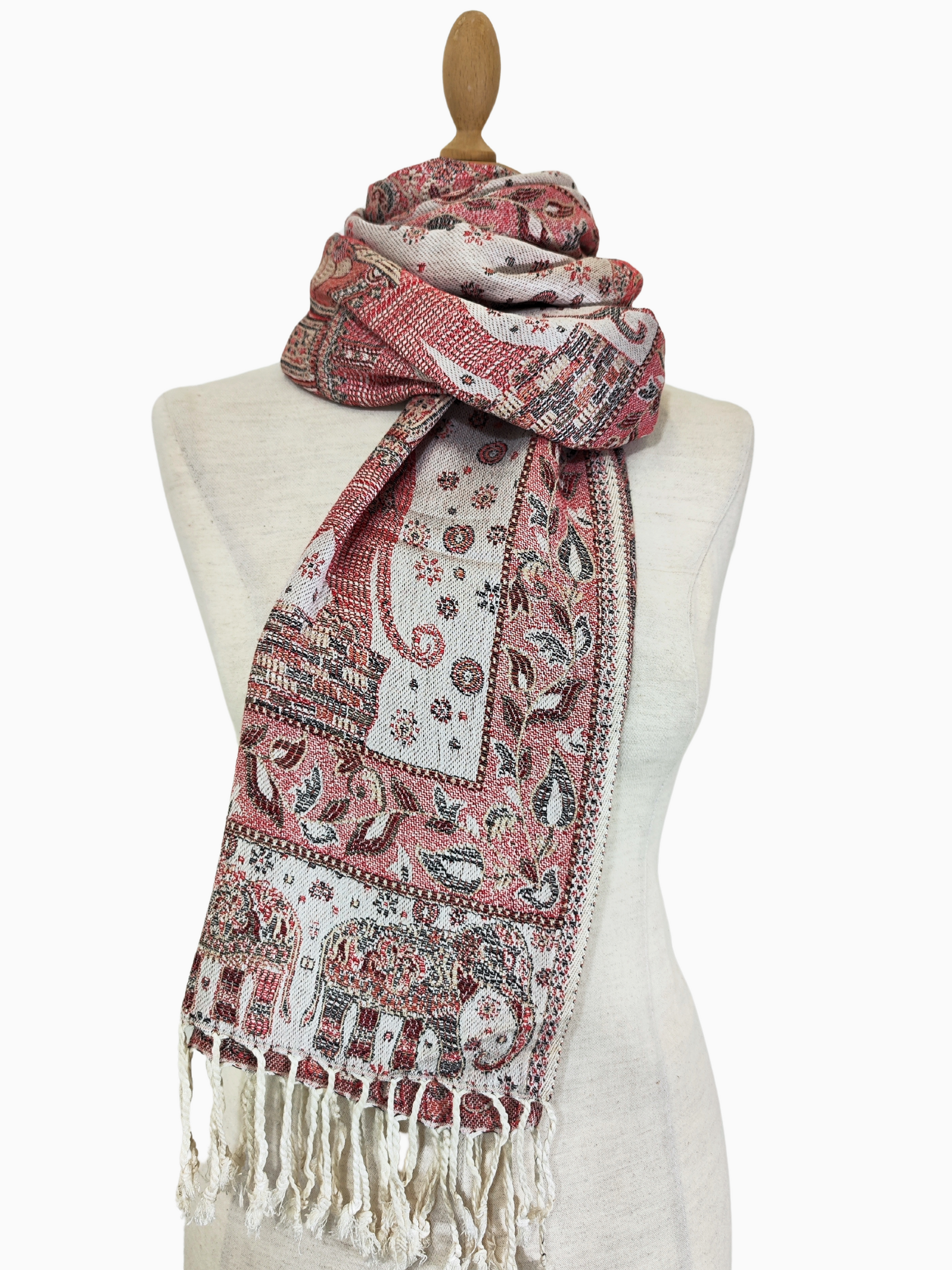 Schöner Pashmina-Schal mit lebhaftem Design. Er hat einen überwiegend beigen Hintergrund mit komplizierten Blumen- und Elefantenmotiven in Rosa- und Rottönen. Schal, Stola, Wickel für den Winter