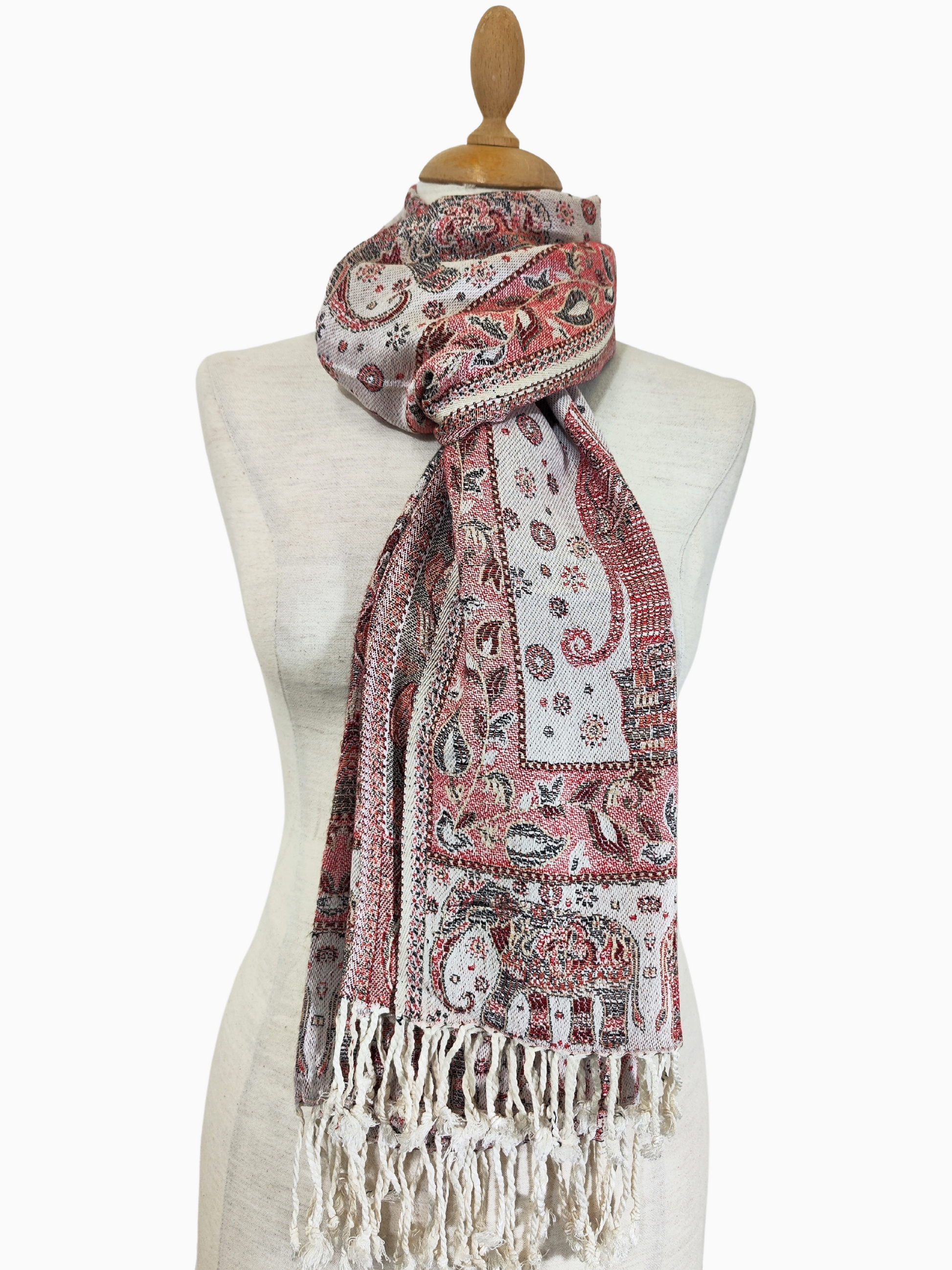 scialle in pashmina a fondo bianco-rossastro, con elefanti e motivi floreali rosa e rossi e nappe.
Lussuoso scialle in pashmina con un'accattivante miscela di bianco-rossastro, rosa e rosso, ornato da eleganti motivi elefantiaci e floreali e rifinito con nappe.