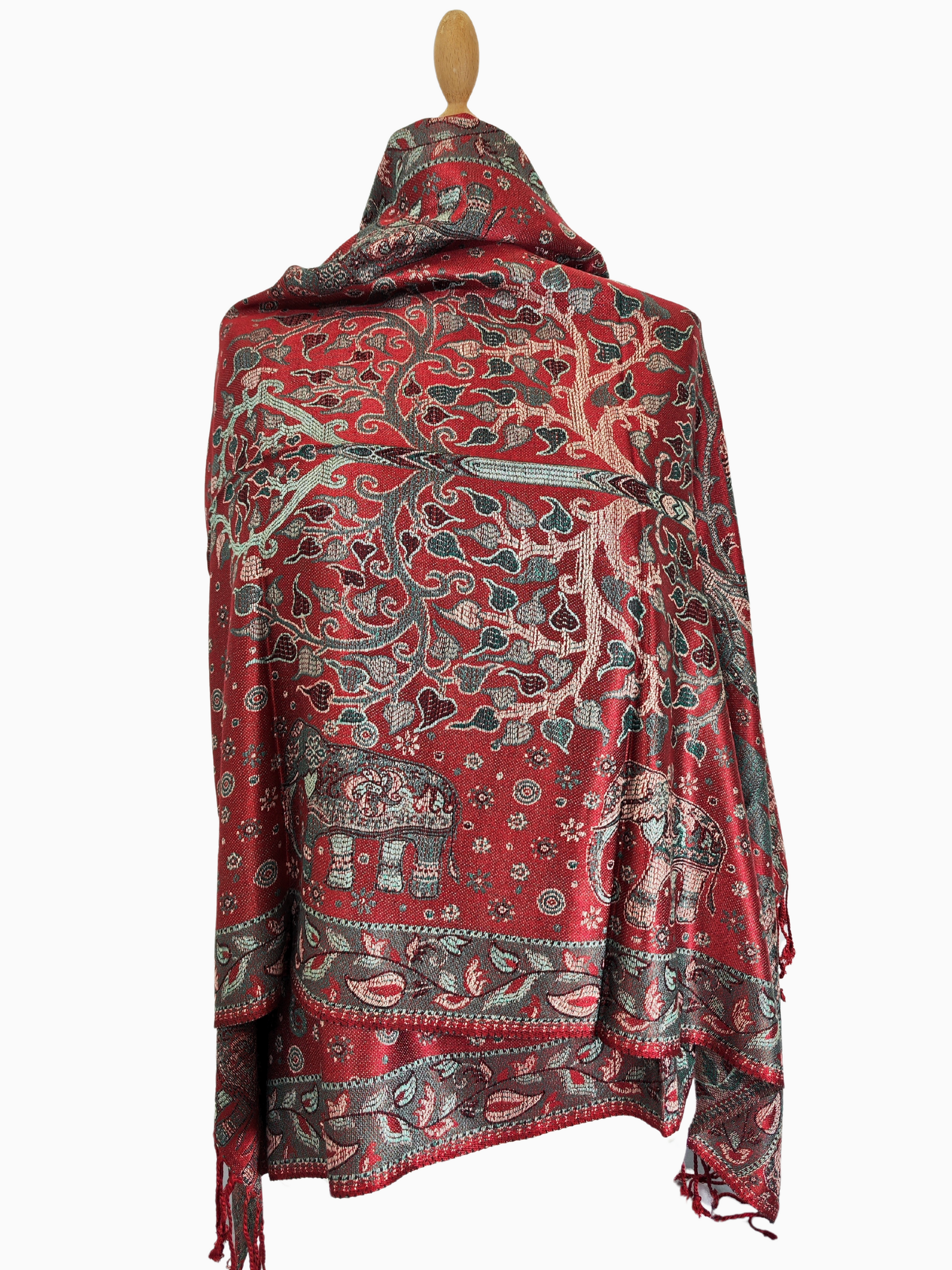 châle pashmina
châle rouge
motif éléphant
motif floral
châle à franges
mode ethnique
mode indienne
accessoire de luxe
mode hivernale
idée cadeau