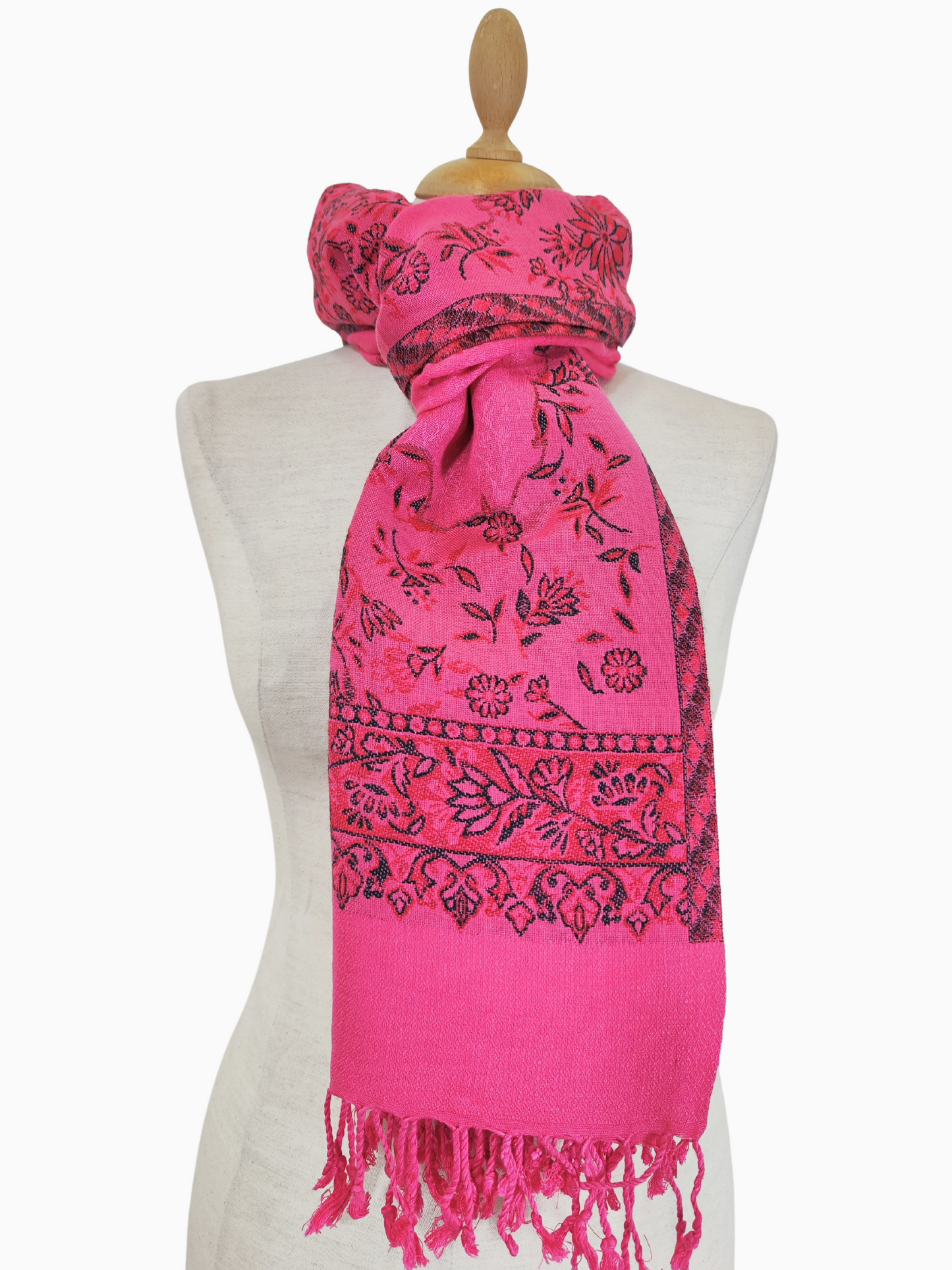 Ein leuchtend rosa Pashmina-Schal, verziert mit komplizierten schwarzen Blumenmotiven