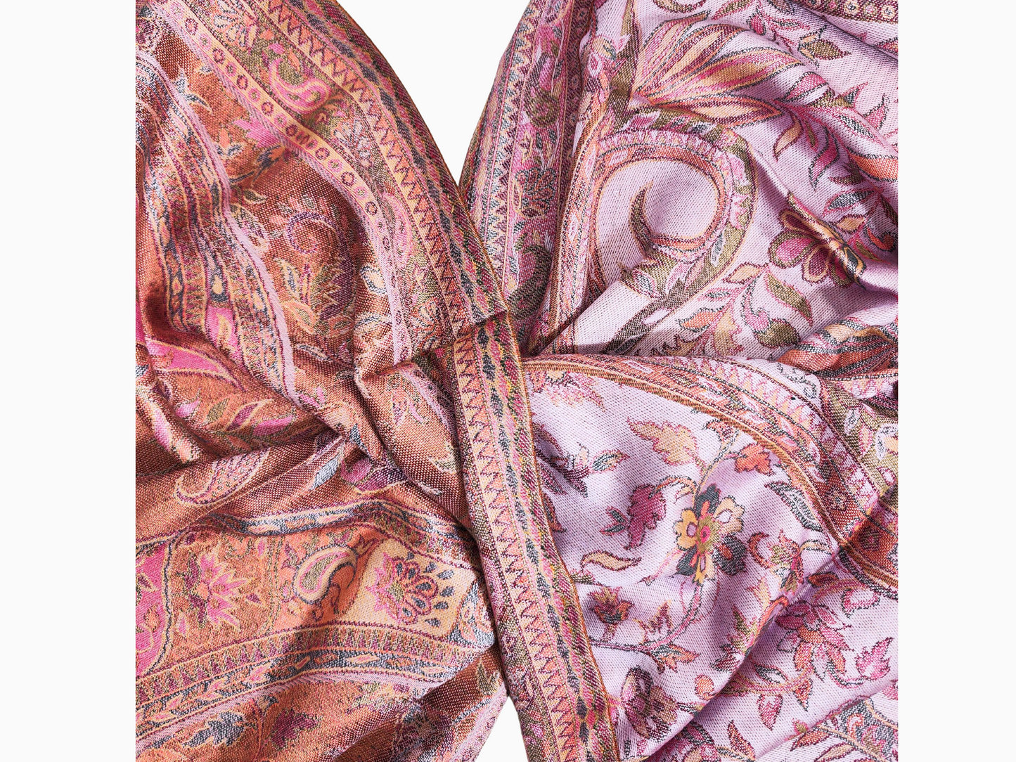 Doppelseitiger Paisley-Schal in Rosa, Lila und Orange
Leichter und warmer Schal aus einer Seiden- und Wollmischung
Lebendiges Paisley-Muster auf weichem, luxuriösem Stoff