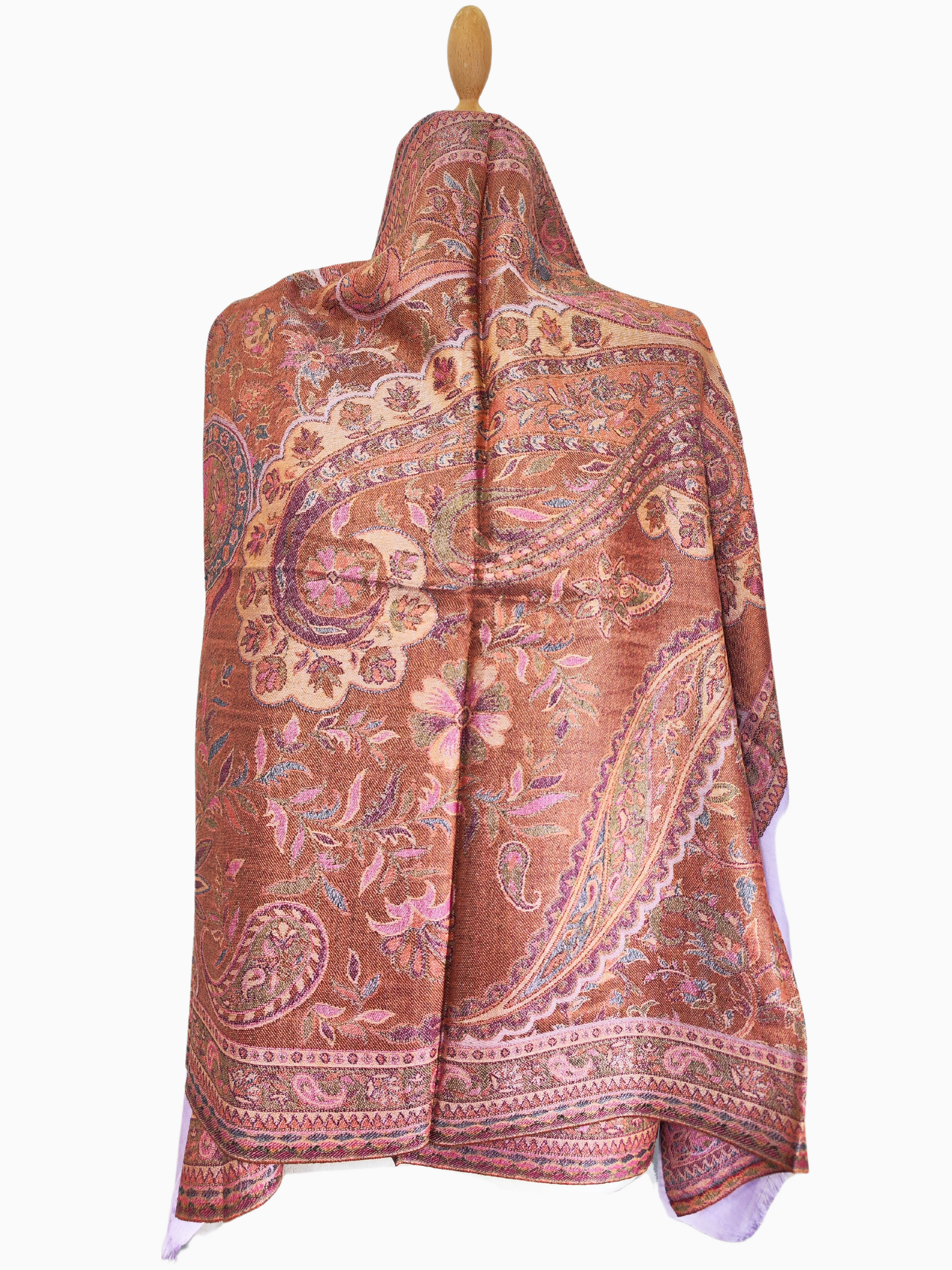 Châle Paisley double face en rose, violet et orange
Châle léger et chaud en mélange de soie et de laine
Motif cachemire vibrant sur un tissu doux et luxueux