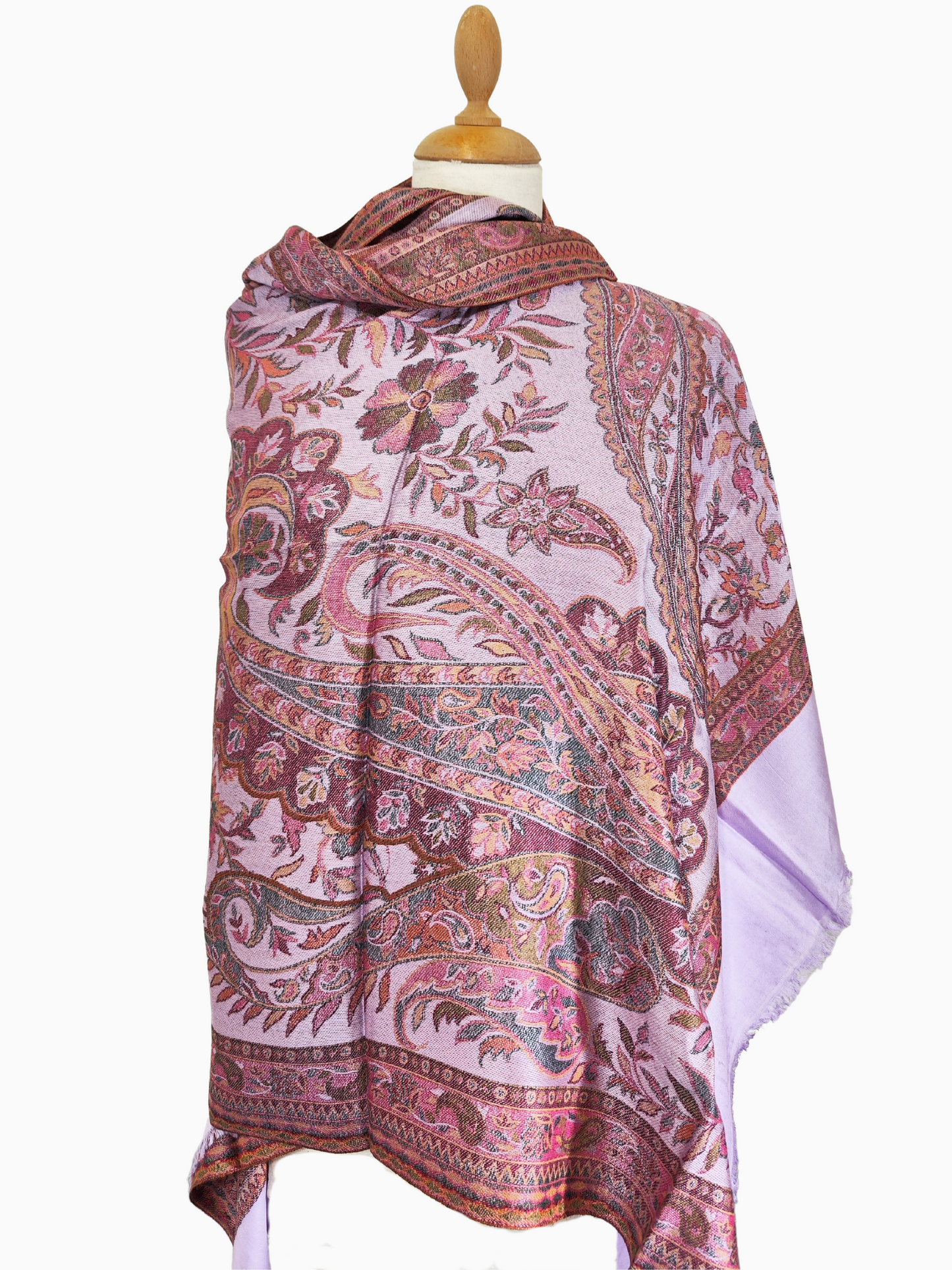 Beidseitig bedruckter Paisley-Schal in Pink, Lila und Orange. Aus einer hochwertigen Seiden- und Wollmischung gefertigt, ist dieser Schal leicht und dennoch warm