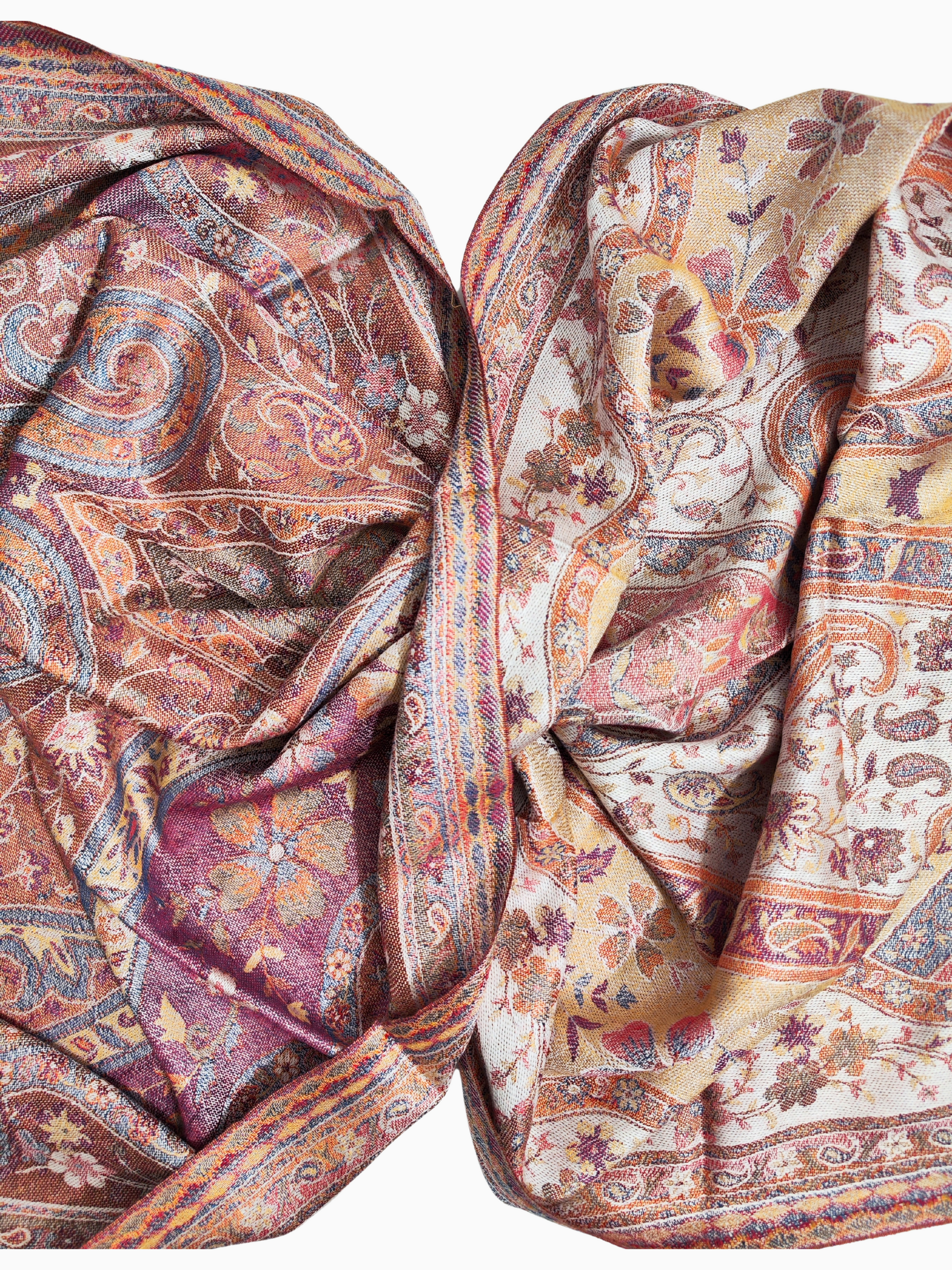 Scialle double-face Vibrant Paisley in rosa, blu e arancione.  Realizzato in un pregiato tessuto di seta e lana, questo scialle è leggero e caldo.