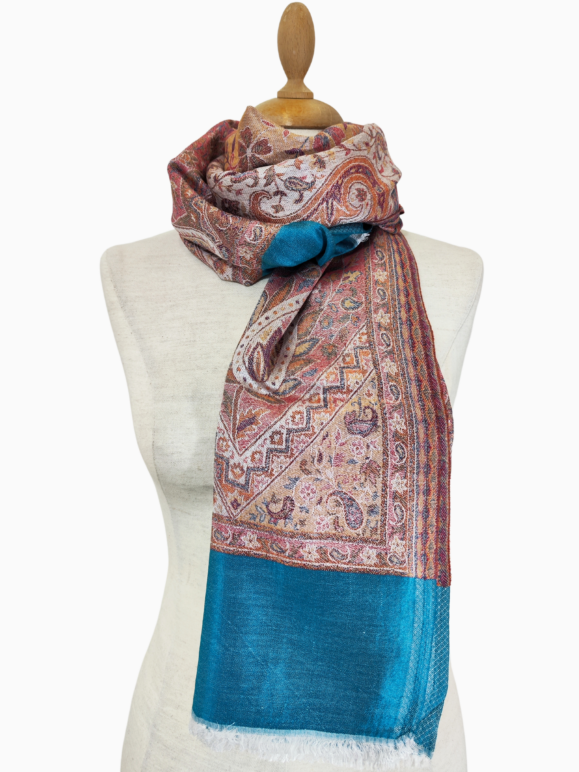 Beidseitig bedruckter Paisley-Schal in Rosa, Blau und Orange.  Dieser Schal ist aus einer hochwertigen Seiden- und Wollmischung gefertigt und ist leicht und dennoch warm