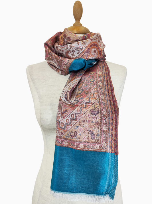 Beidseitig bedruckter Paisley-Schal in Rosa, Blau und Orange.  Dieser Schal ist aus einer hochwertigen Seiden- und Wollmischung gefertigt und ist leicht und dennoch warm