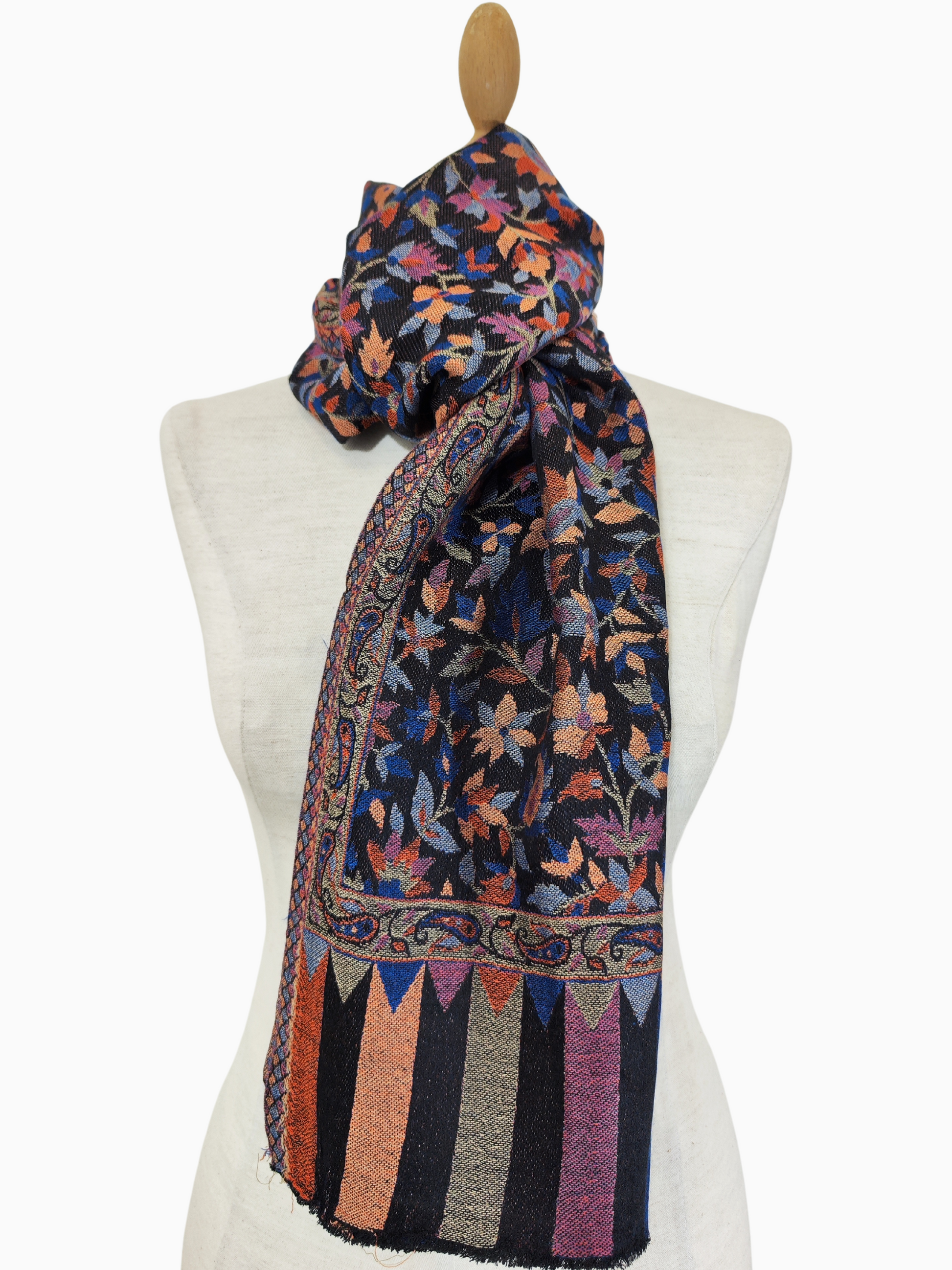 Châle en pashmina (cachemire) noir avec des motifs floraux dans les tons rose, orange, bleu et jaune. Le châle a un bord frangé et une bordure à motif géométrique. Châle brodé Châle tissé à la main Châle indien Châle de Bohème