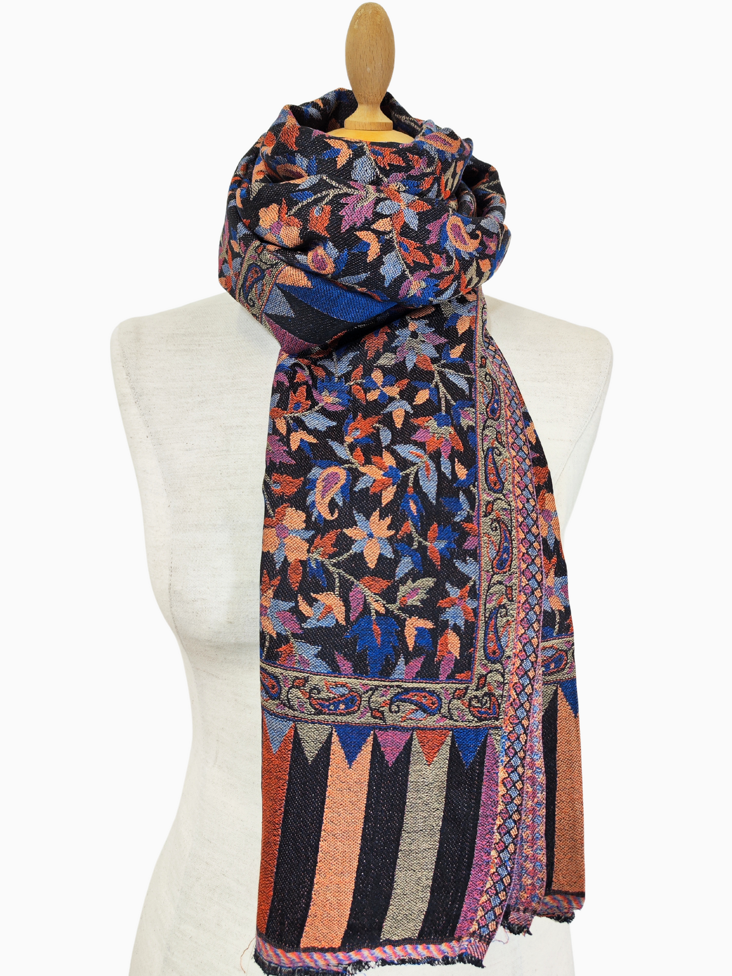 Schwarzer Pashmina-Schal (Kaschmir) mit floralen Mustern in Rosa-, Orange-, Blau- und Gelbtönen. Der Schal hat einen ausgefransten Rand und eine Bordüre mit geometrischem Muster. Bestickter Schal Handgewebter Schal Indischer Schal Bohème-Schal