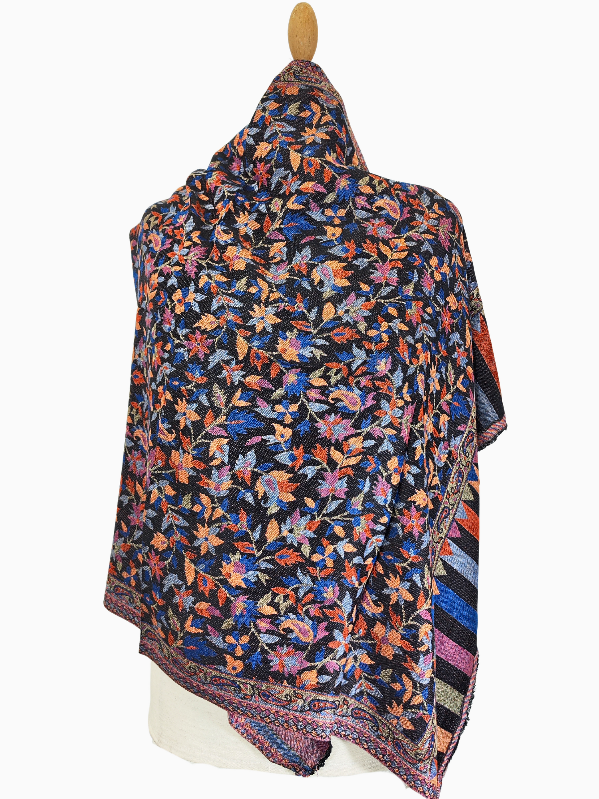 Schwarzer Pashmina-Schal (Kaschmir) mit floralen Mustern in Rosa-, Orange-, Blau- und Gelbtönen. Der Schal hat einen ausgefransten Rand und eine Bordüre mit geometrischem Muster. Bestickter Schal Handgewebter Schal Indischer Schal Bohème-Schal