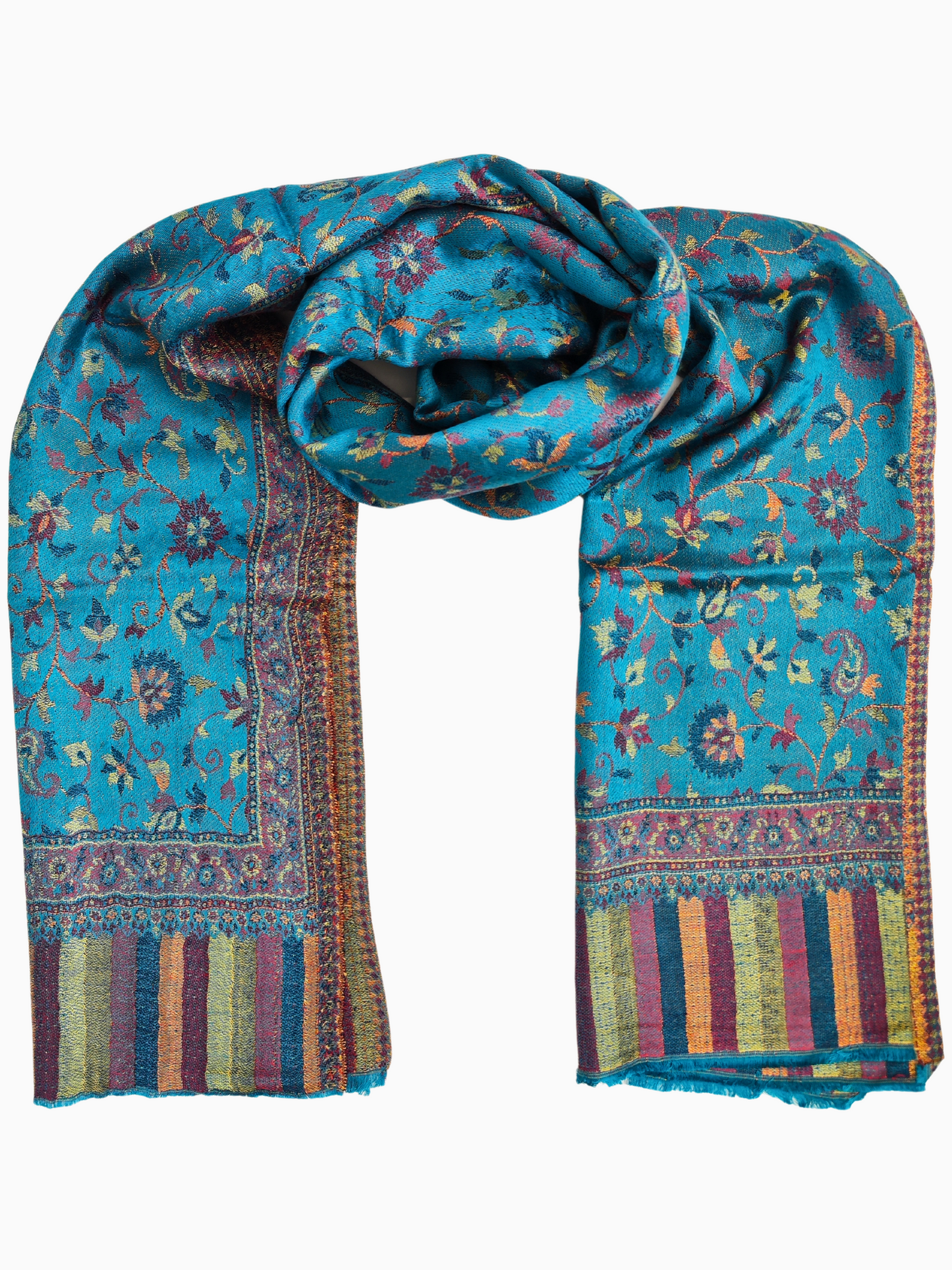 Châle turquoise associé à une tenue décontractée
Un châle turquoise avec un motif floral abstrait coloré, associé à une robe aux tons neutres pour un look chic de tous les jours.