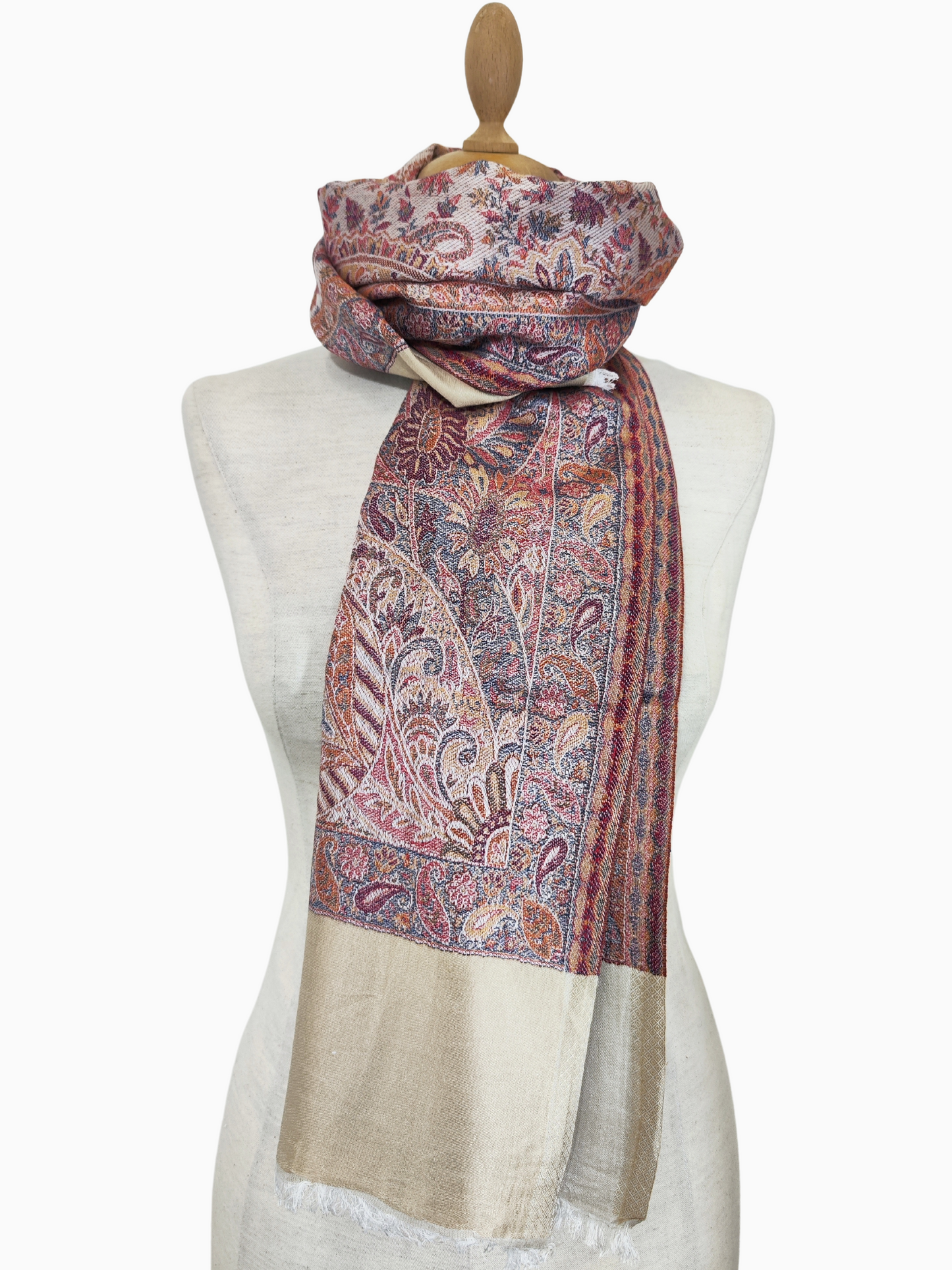 Der Schal aus Pashmina-Seidenmischung ist ein zeitloses Stück voller Eleganz und Charme. Es zeigt ein wunderschön gewebtes Paisleymuster.  Mehrfarbig Rosa, Lila/Lavendel und Orange